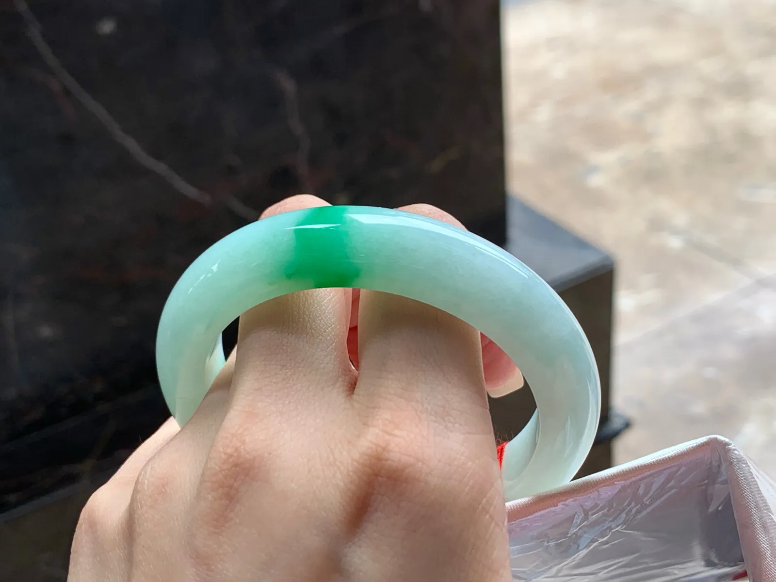 带色手镯
细腻清爽 56.3/12.4/9.5mm