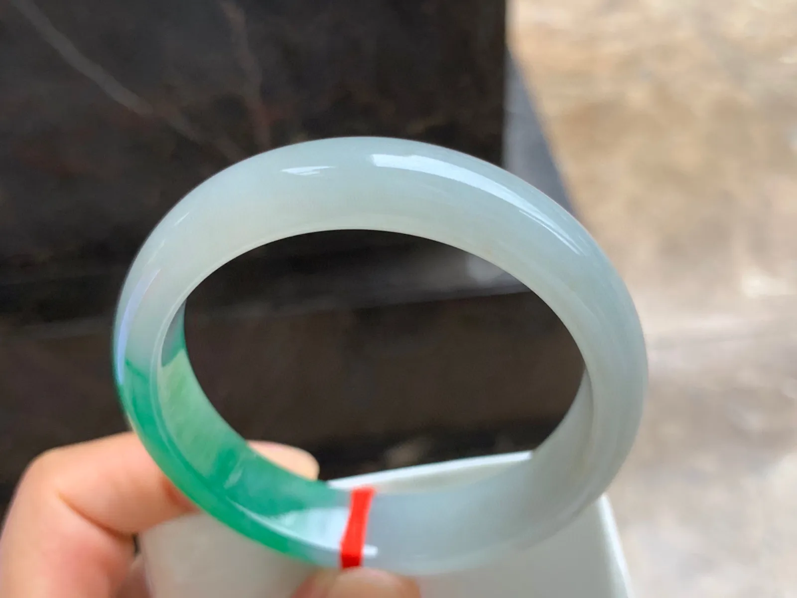 56-13-8mm
阳绿色手镯 底子细腻～一段绿色漂亮