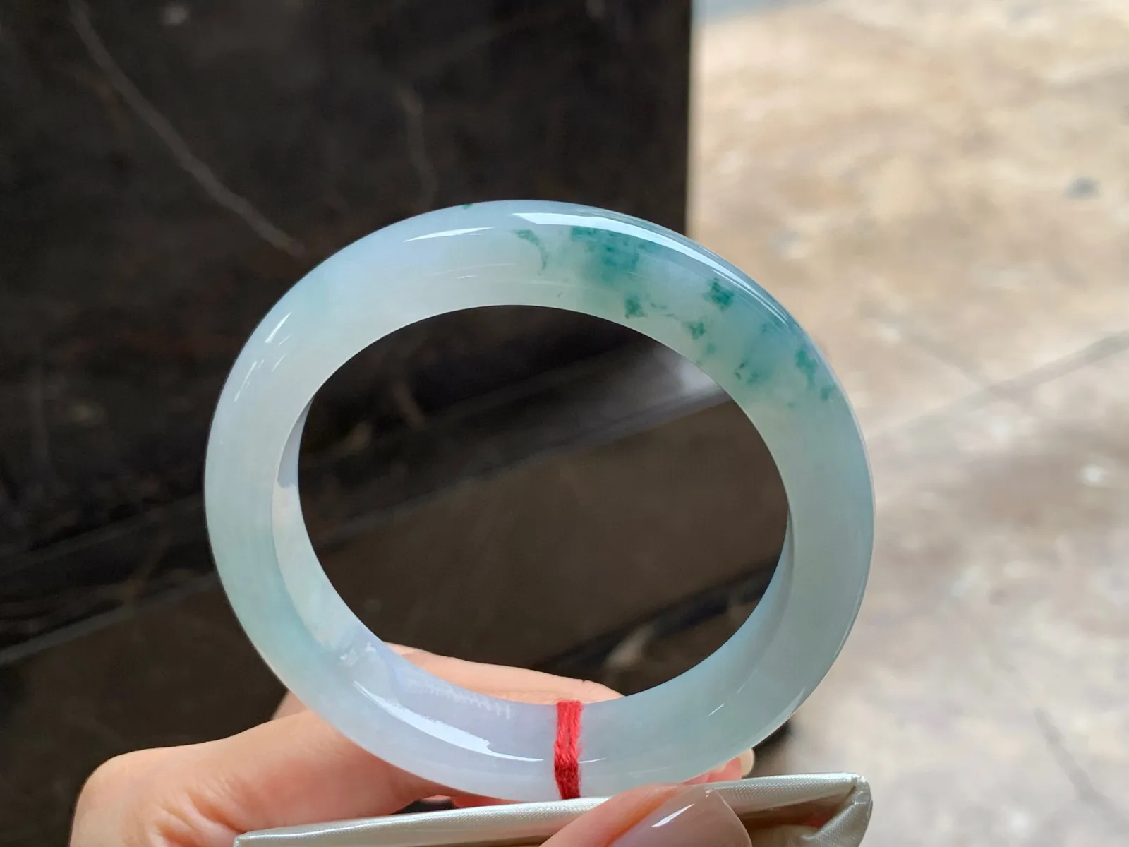 冰飘花手镯
水润清爽 59/12.6/9.1mm