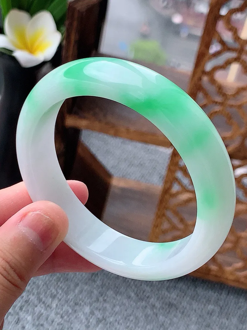 a货翡翠老坑白底青飘绿正装正圈手镯57-58圈口 尺寸57.3×13.8×8mm 重量66.59g 