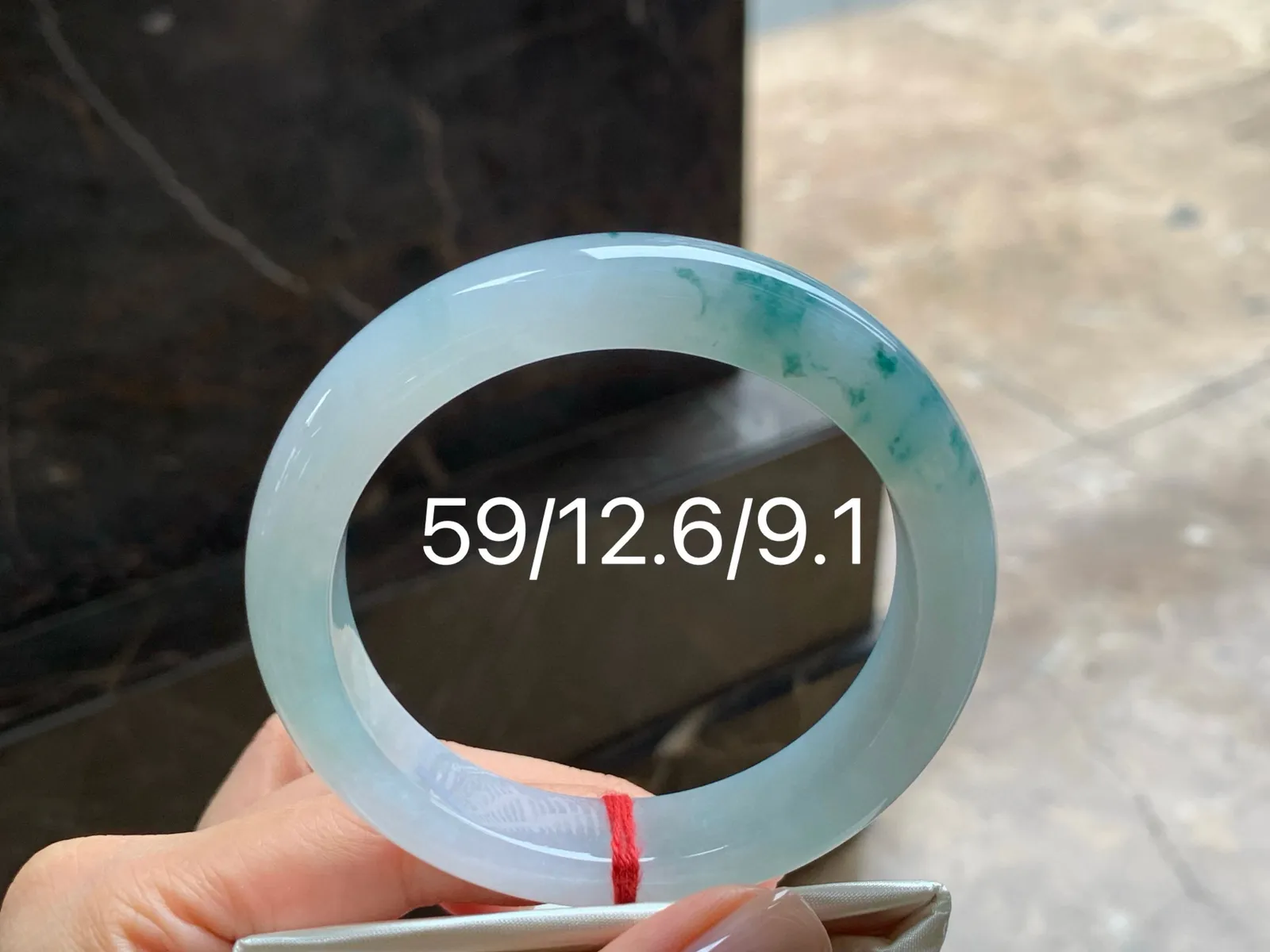 冰飘花手镯
水润清爽 59/12.6/9.1mm