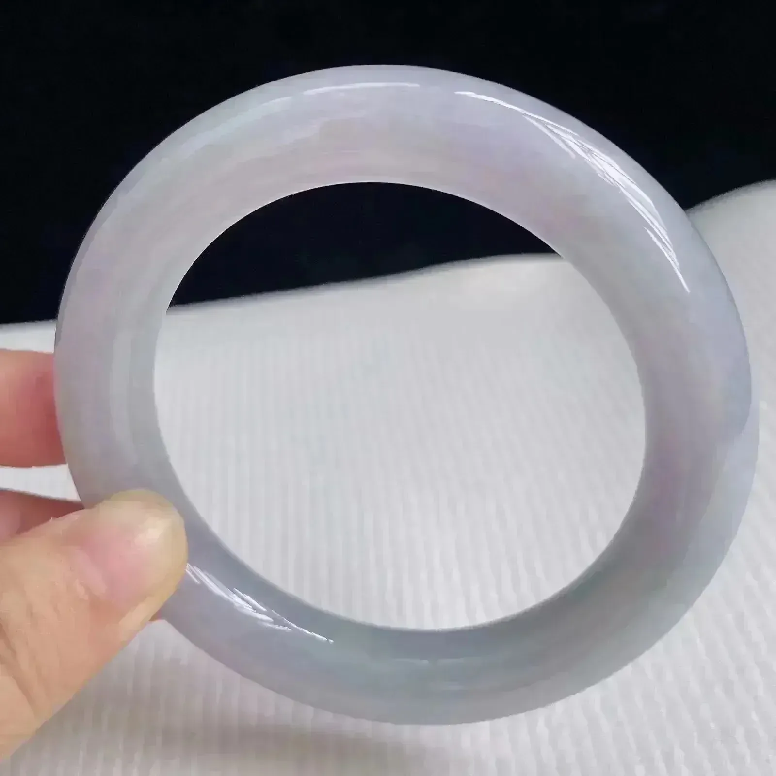 56mm自然光拍摄天然翡翠A货淡紫罗兰好种水圆条手镯 69.82克