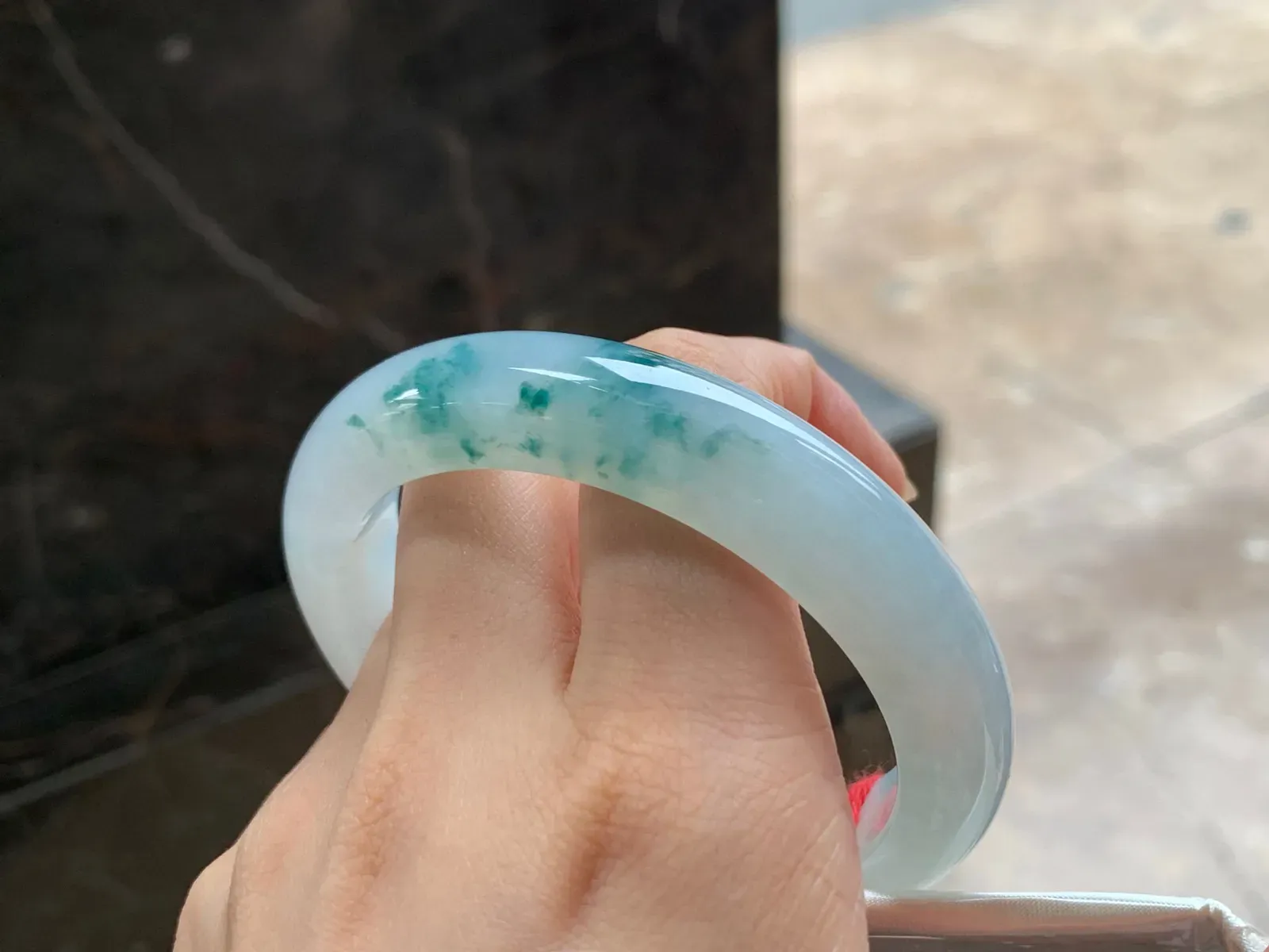 冰飘花手镯
水润清爽 59/12.6/9.1mm