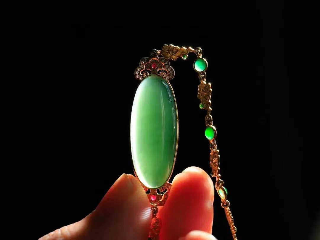 【金镶玉.手链】

精品18K金镶嵌和田玉碧玉猫眼手链，以珍稀之礼，寄永恒之愿  护佑身心康泰；18K金以精工錾刻，如丝绦缠绕，喻意将好运紧系腕间。无论是本命年祈福，亦或日常相伴，皆成随身守护。  重6.3克  尺寸27-11.7-4mm  69602973A