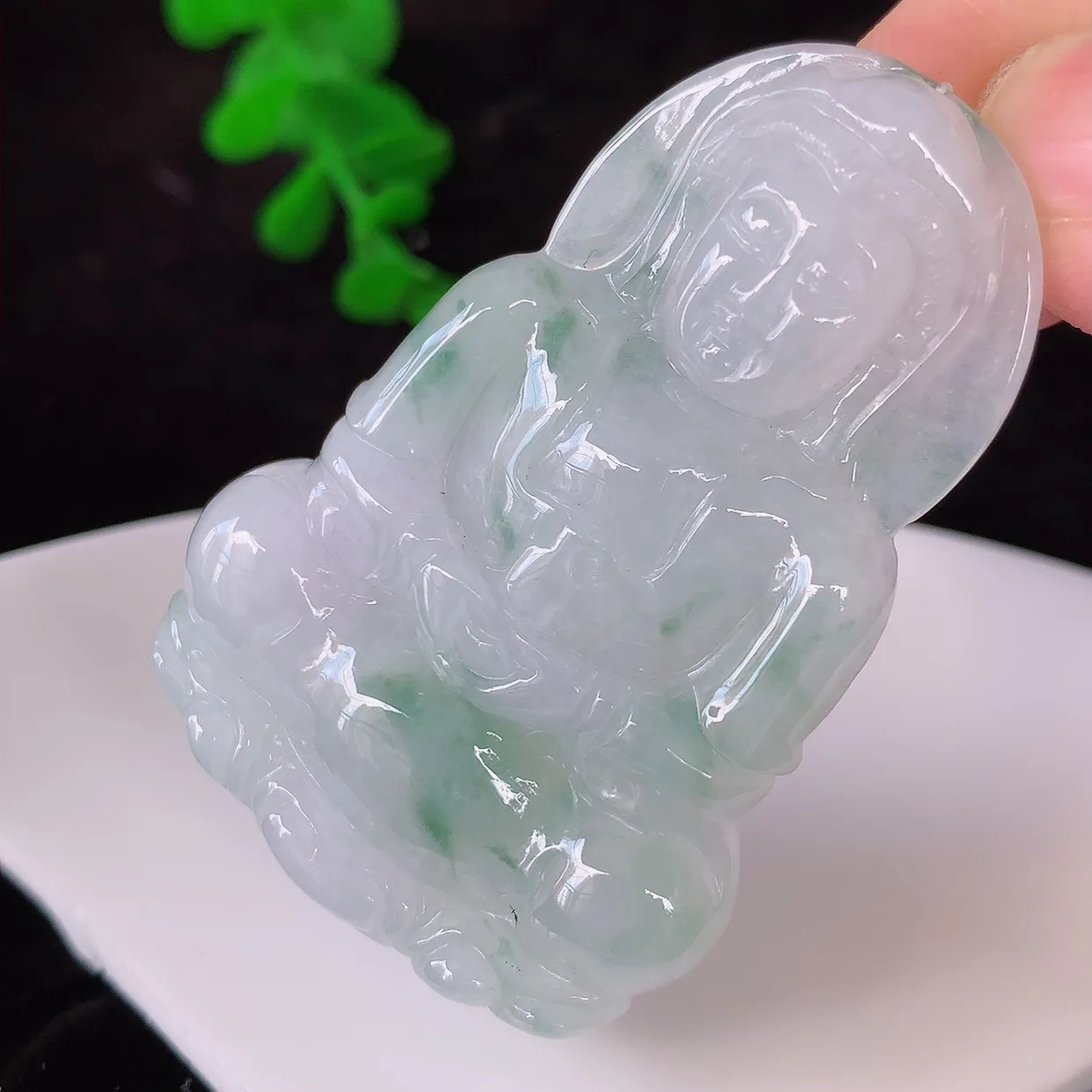 自然光实拍，冰飘花观音吊坠，赐福翡翠观音，翠绿迷人，观音面相端庄，佩戴时尚出众！#49.1