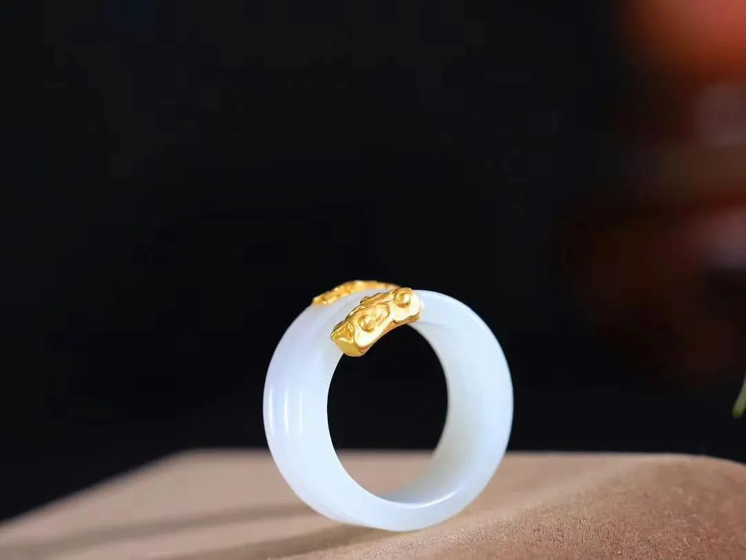 【金镶玉.戒指】

精品和田玉白玉AU750金戒指 玉质细腻温润 油性十足 ，不论时光如何流转变化，