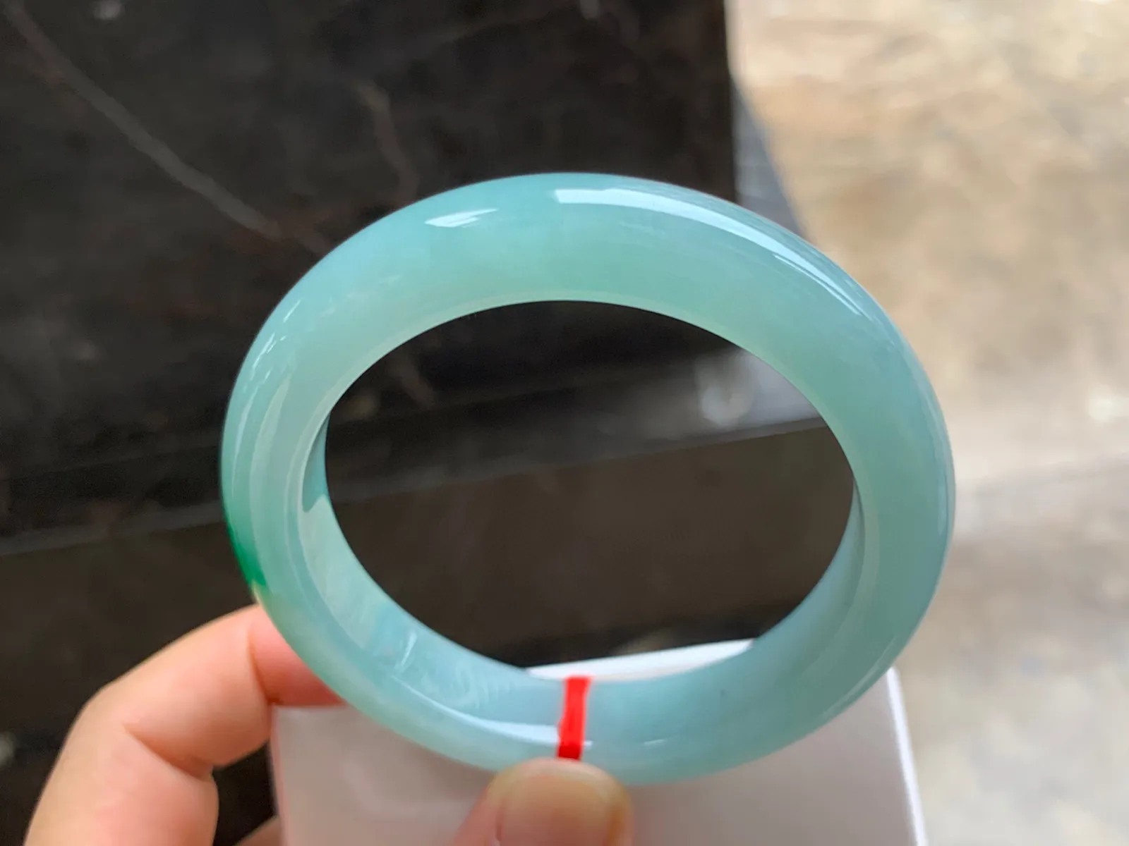 56-12-9.5mm
带色手镯 底子细腻 一抹色点缀