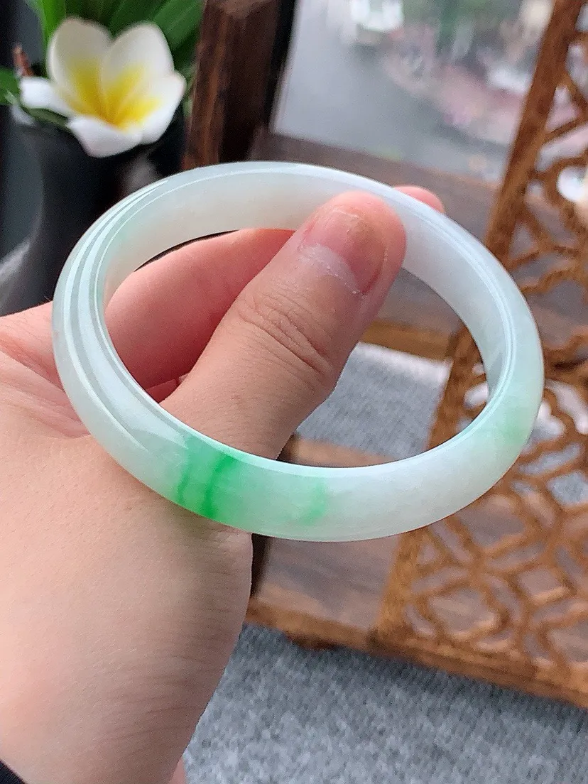 a货翡翠老坑飘绿正装正圈手镯55-56圈口  尺寸55.5×10.5×6.5mm 重量39.59g 0620