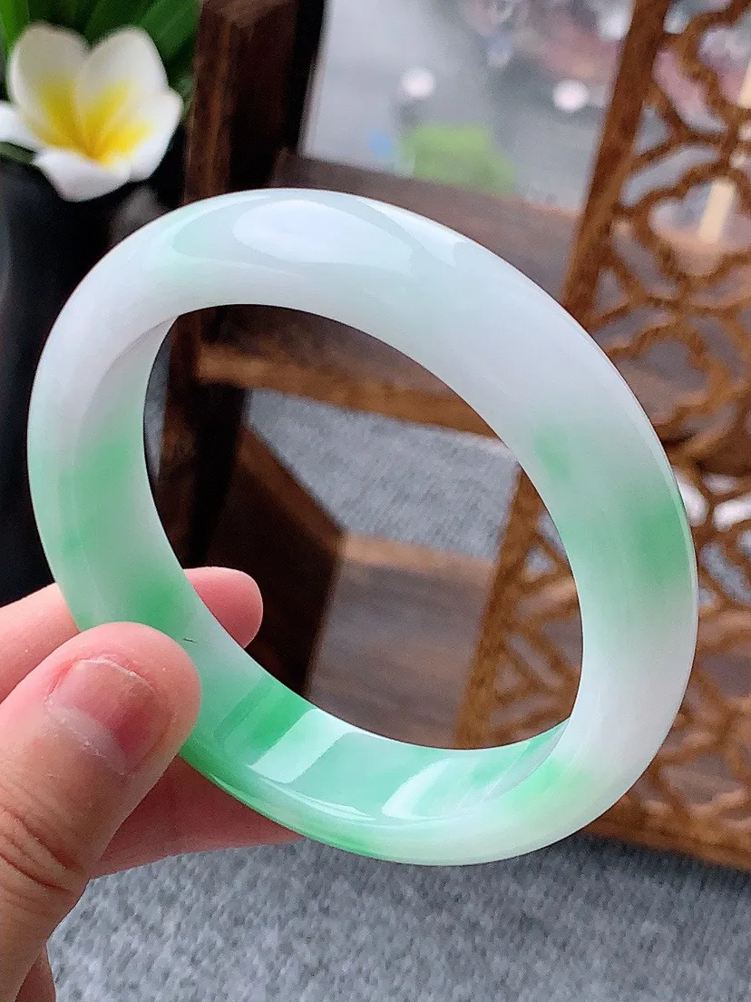 a货翡翠老坑白底青飘绿正装正圈手镯57-58圈口 尺寸57.3×13.8×8mm 重量66.59g 0620