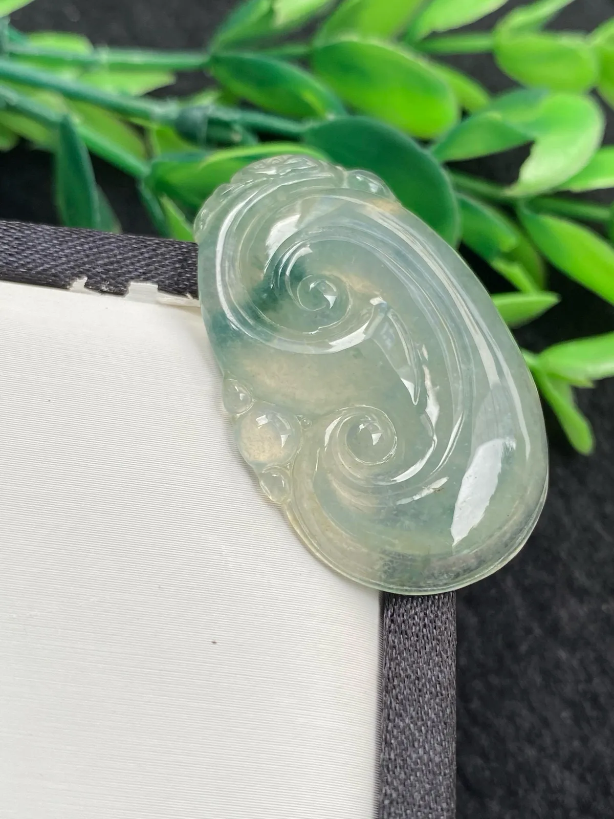 推荐【冰起光飘花如意】无纹裂，晴底飘蓝花，种老细腻，冰透水润，起光，饱满，品相佳，超值～～