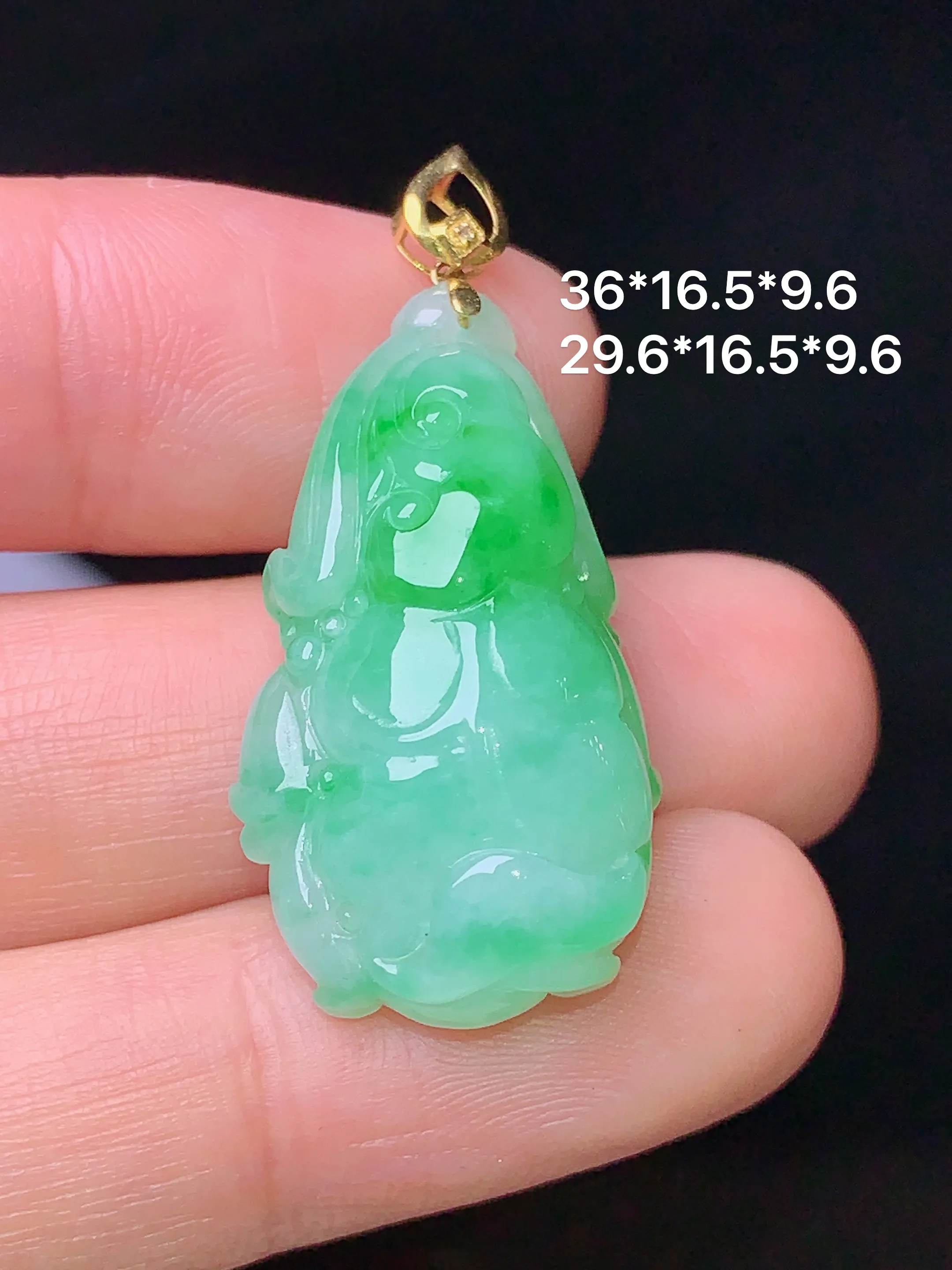 18k金镶嵌翠绿白菜吊坠 玉质细腻 色泽艳丽 整体尺寸36*16.5*9.6