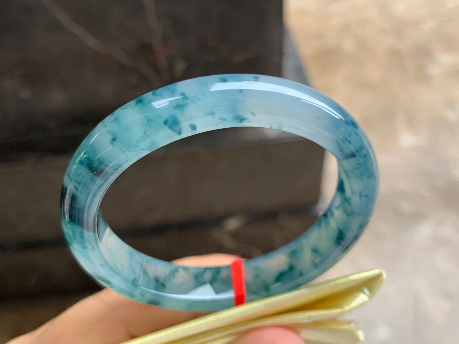 56-12-7.5mm
冰种飘花贵妃手镯 水润冰透 花色漂亮