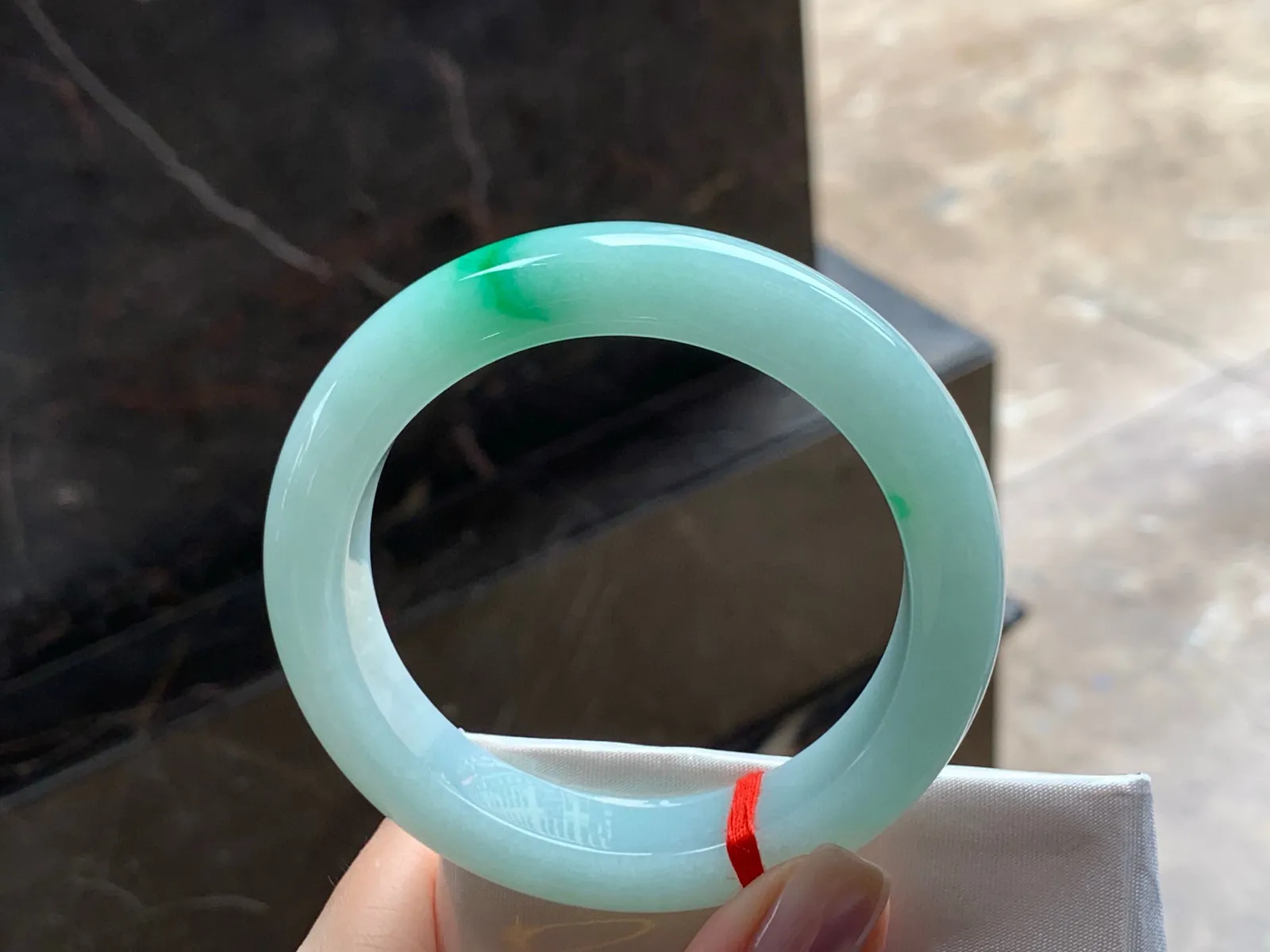 带色手镯
细腻清爽 56.3/12.4/9.5mm