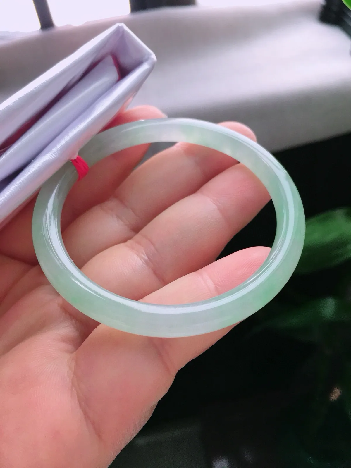 圈口53，圆条手镯，小圈口，绿底，玉质水润细腻，尺寸53-6.5-6.6mm
