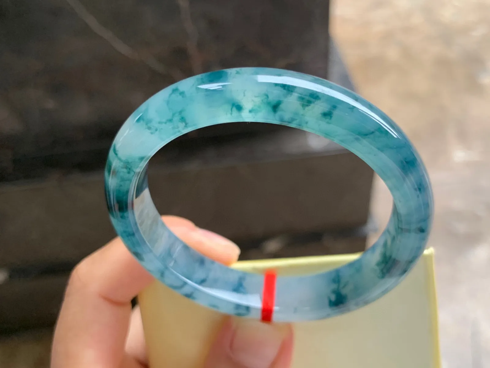 56-12-7.5mm
冰种飘花贵妃手镯 水润冰透 花色漂亮