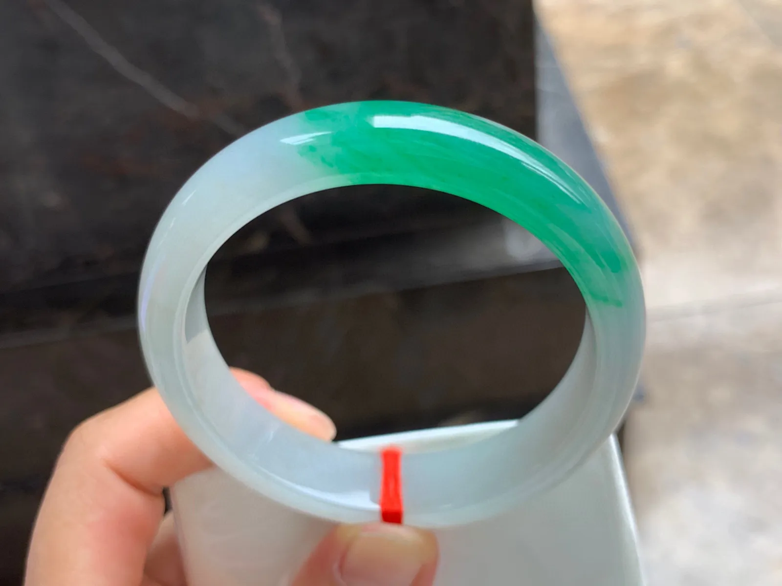56-13-8mm
阳绿色手镯 底子细腻～一段绿色漂亮