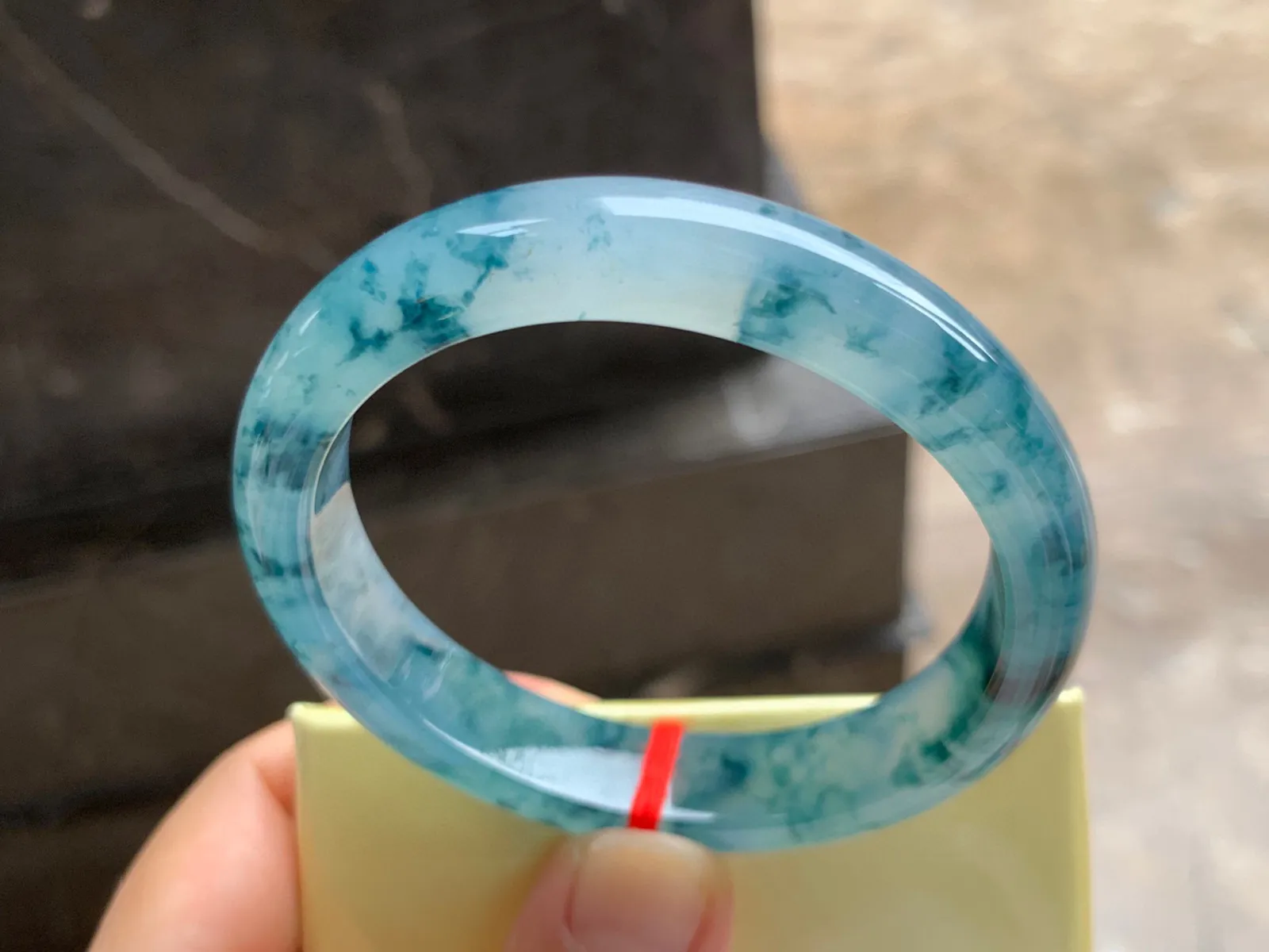 56-12-7.5mm
冰种飘花贵妃手镯 水润冰透 花色漂亮