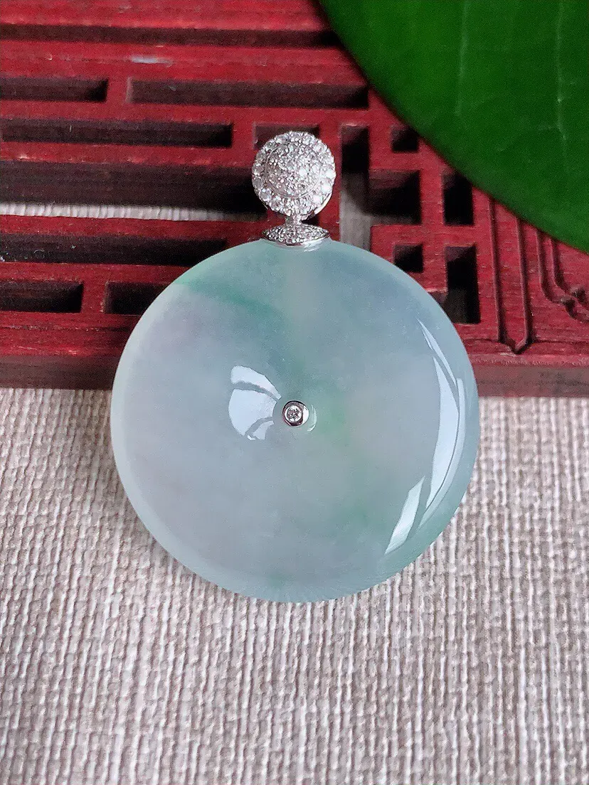 a货翡翠老坑冰种18K金伴钻镶嵌飘绿平安扣吊坠 尺寸36×28.2×5.3mm 重量10.67g 0