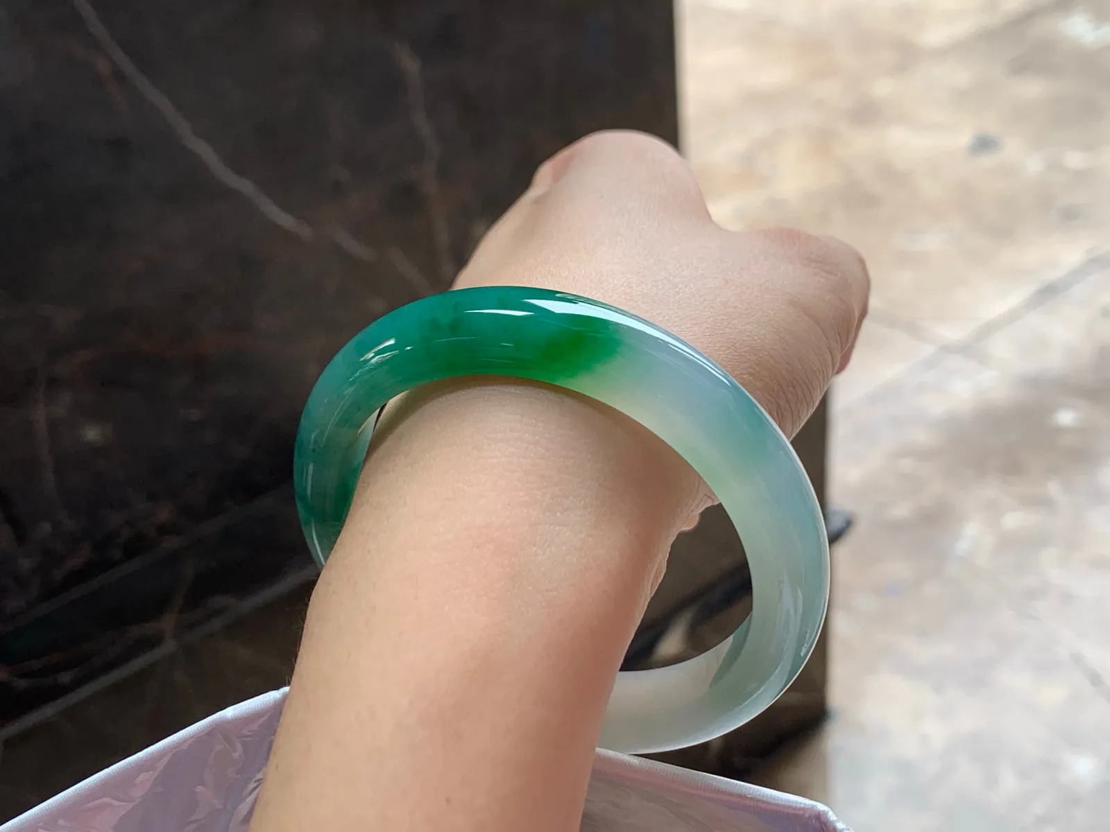 冰带色手镯
水润独特 56.5/12/8.5mm