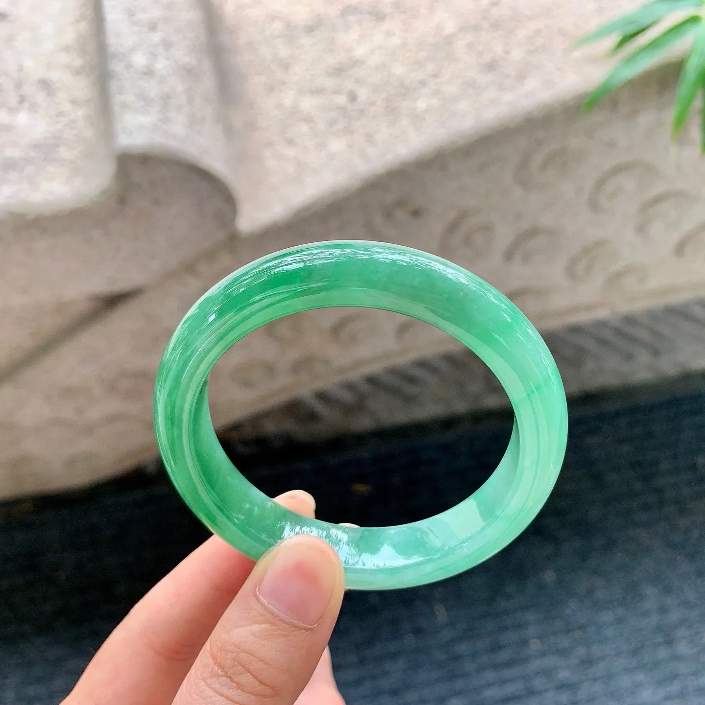 辣绿，水润，种老，细腻，无纹裂