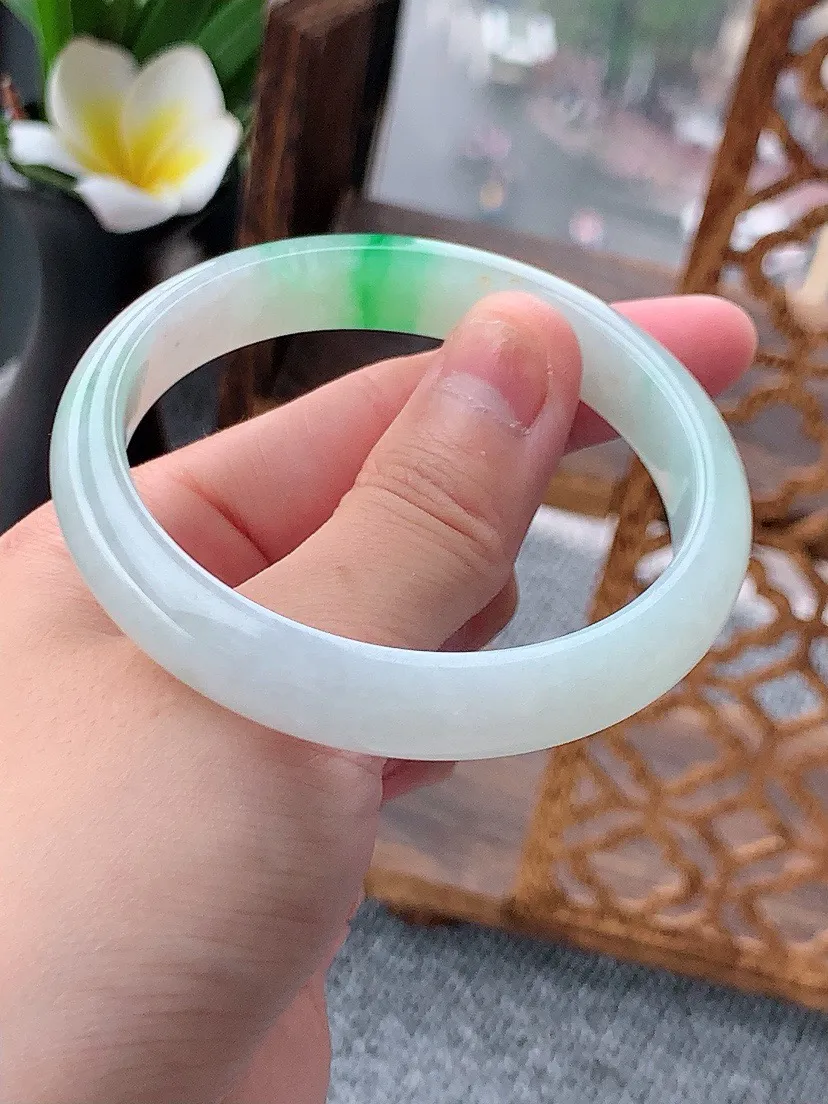 a货翡翠老坑飘绿正装正圈手镯55-56圈口  尺寸55.5×10.5×6.5mm 重量39.59g 0620
