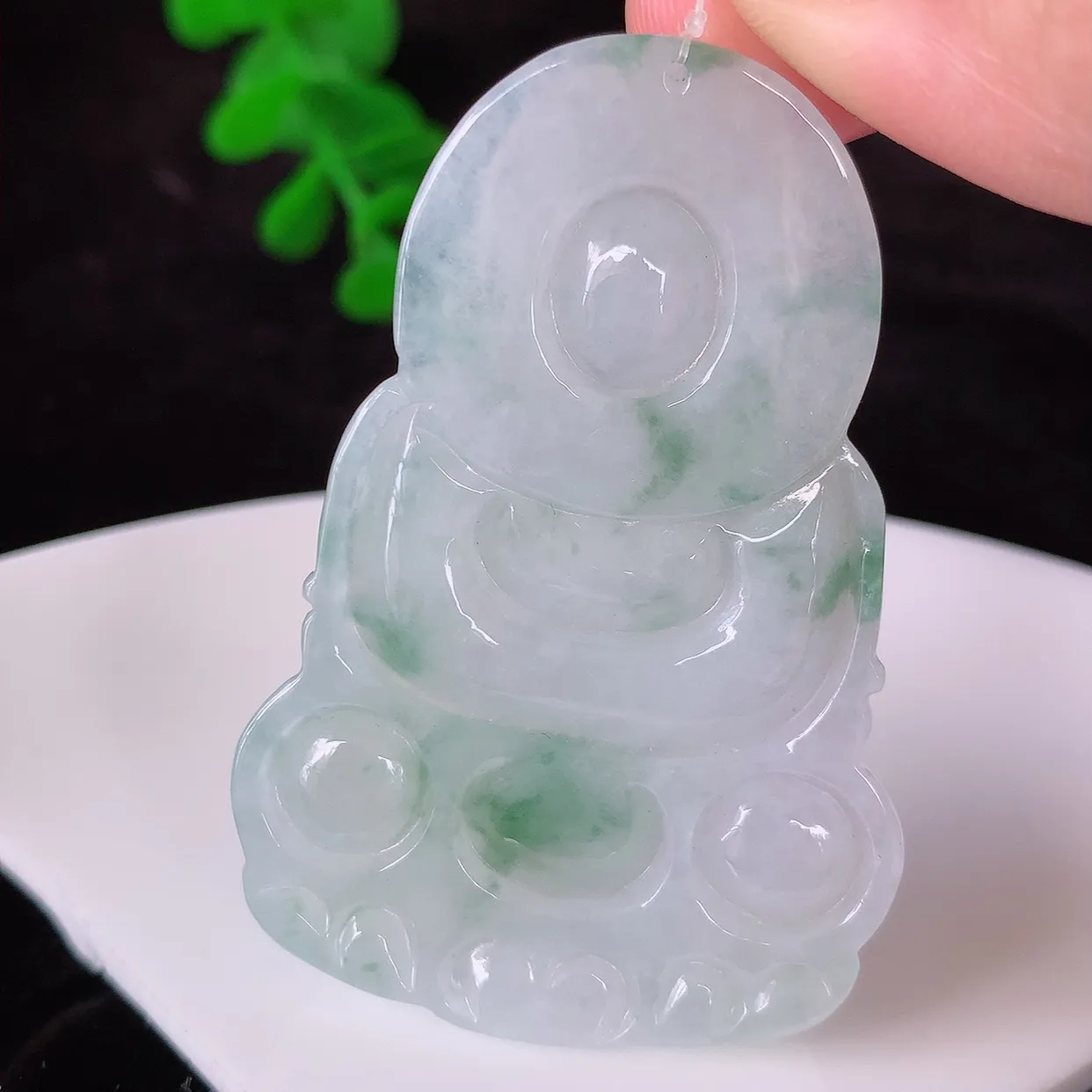 自然光实拍，冰飘花观音吊坠，赐福翡翠观音，翠绿迷人，观音面相端庄，佩戴时尚出众！#49.1