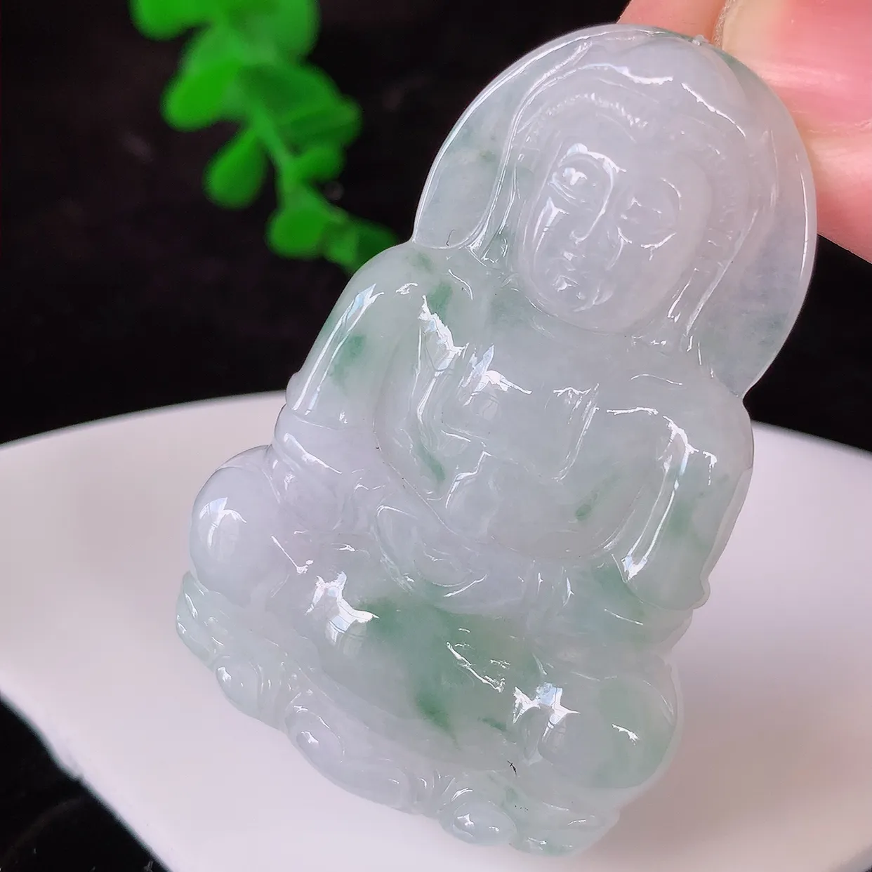 自然光实拍，冰飘花观音吊坠，赐福翡翠观音，翠绿迷人，观音面相端庄，佩戴时尚出众！#49.1