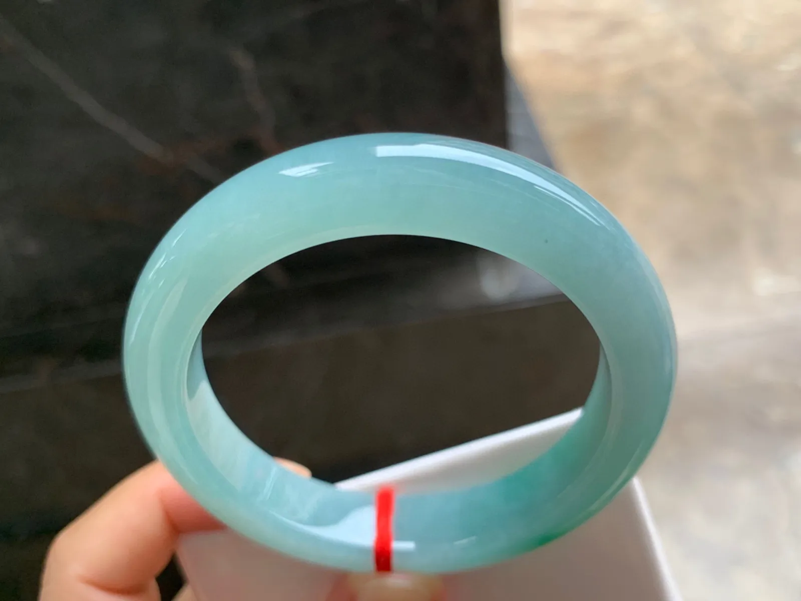 56-12-9.5mm
带色手镯 底子细腻 一抹色点缀