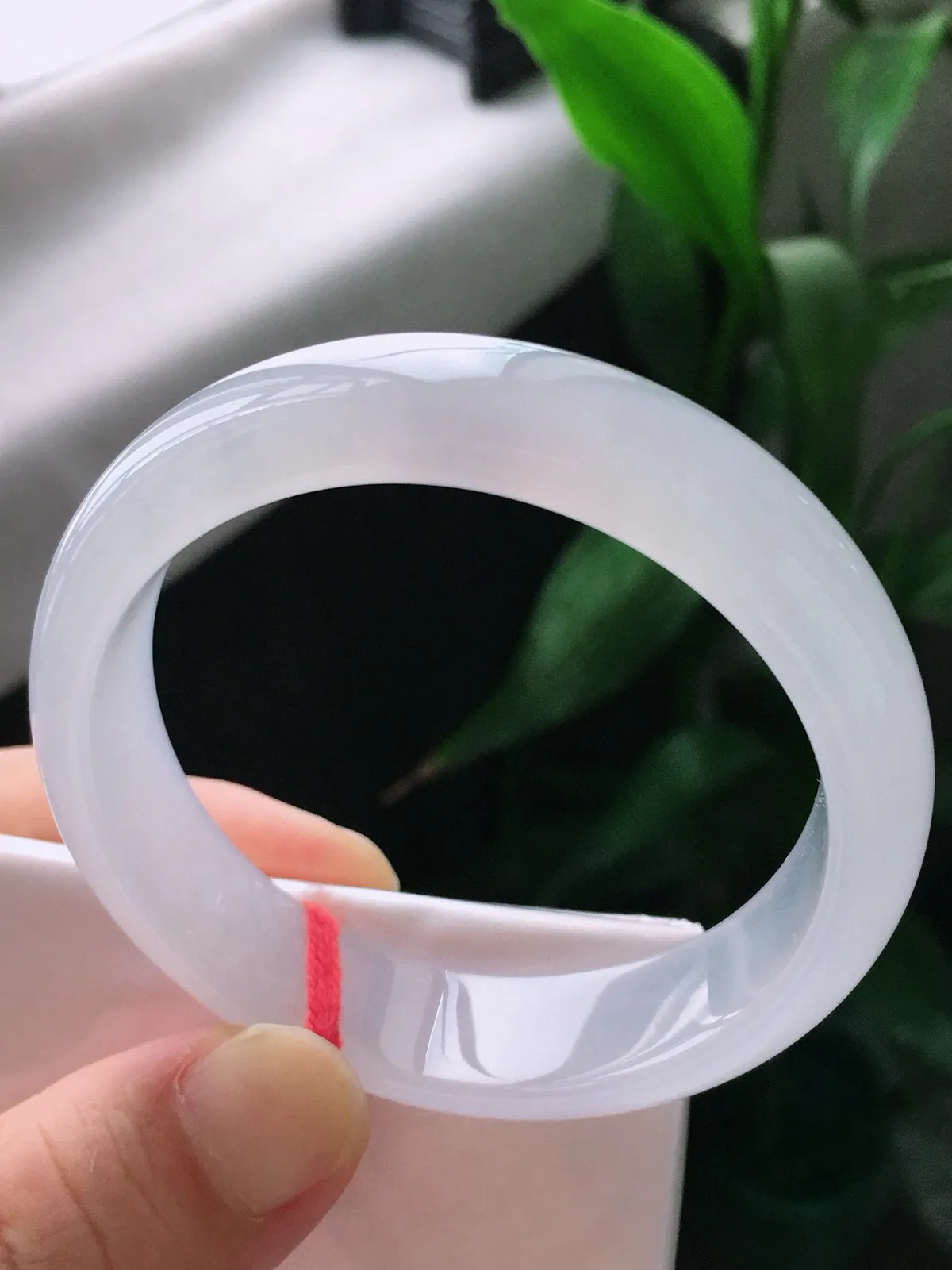 圈口55，正圈手镯，白冰，玉质冰润细腻，种水佳，尺寸55-14.4-7.3mm