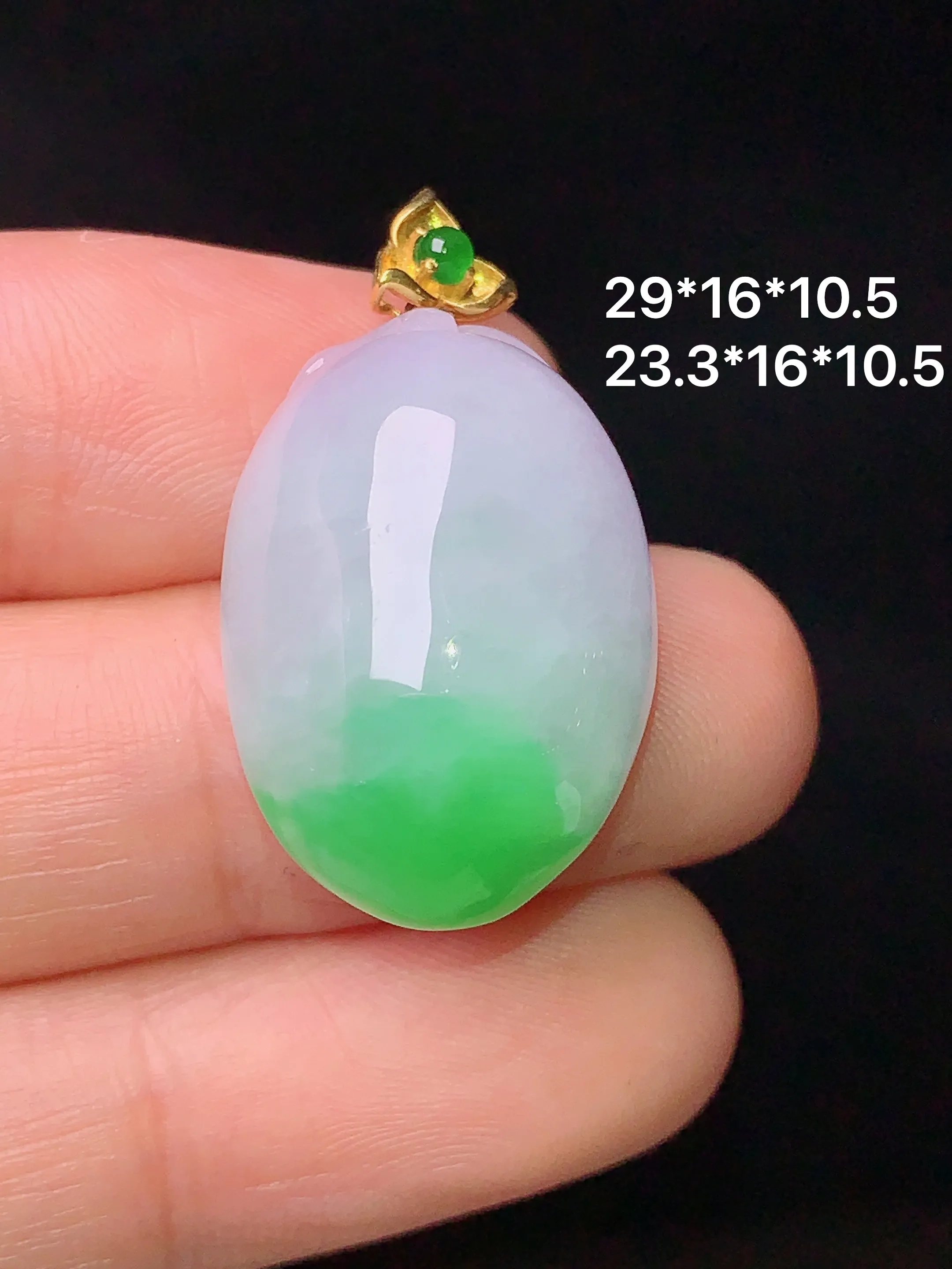 18k金镶嵌飘绿寿桃吊坠 玉质细腻 色泽艳丽 整体尺寸29*16*10.5