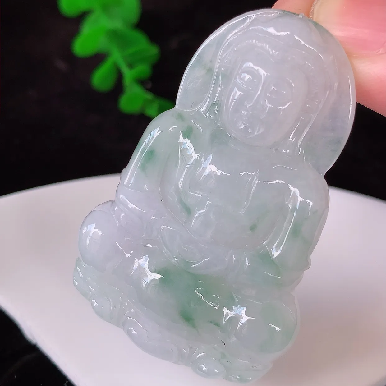 自然光实拍，冰飘花观音吊坠，赐福翡翠观音，翠绿迷人，观音面相端庄，佩戴时尚出众！#49.1