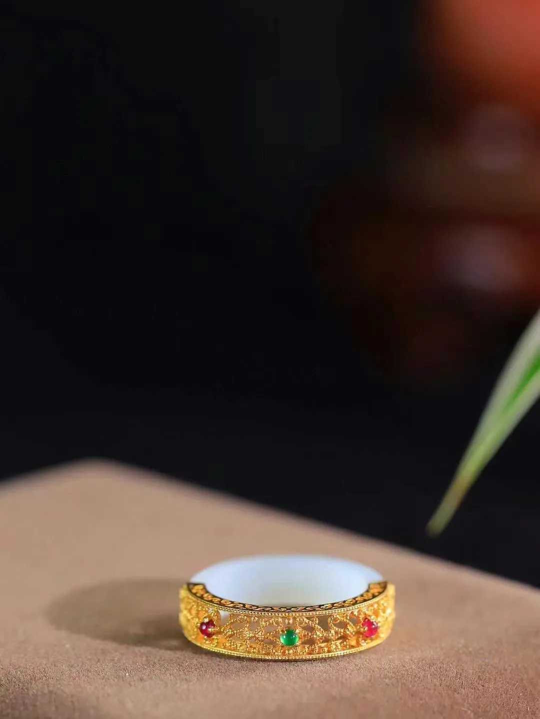 【金镶玉.戒指】

精品和田玉白玉AU750金戒指 玉质细腻温润 油性十足 ，不论时光如何流转变化，
