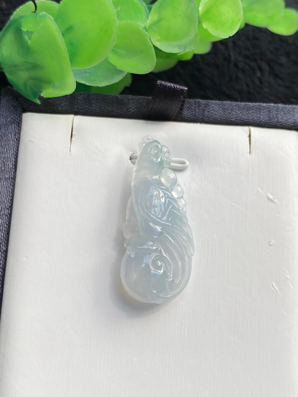 推荐【冰紫英明神武】紫色东来，好运加持，决策正确，适合炒股、考试及官场的朋友佩戴，种老细腻，水润，冰透起光，品相佳，超值～～