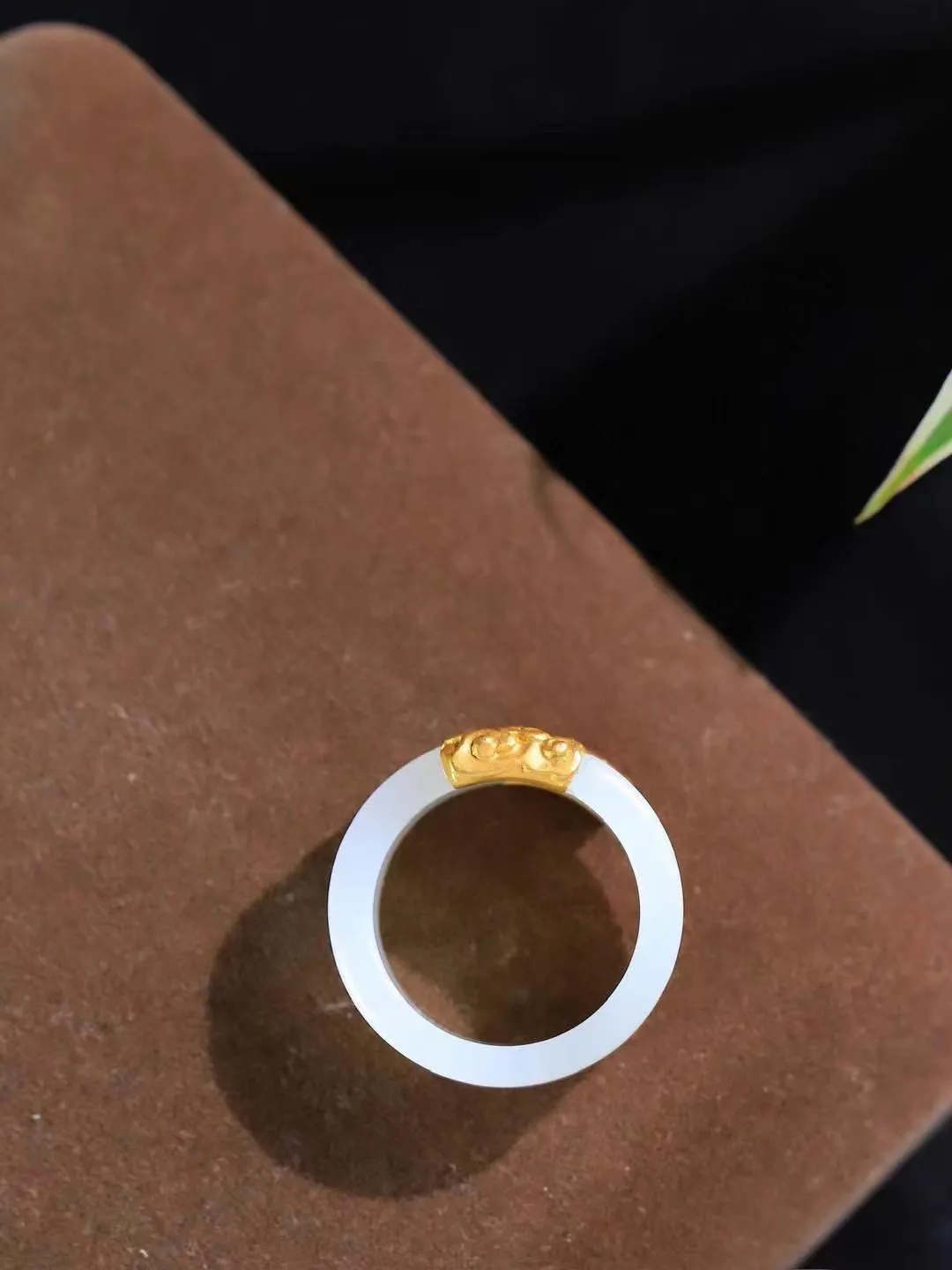 【金镶玉.戒指】

精品和田玉白玉AU750金戒指 玉质细腻温润 油性十足 ，不论时光如何流转变化，这枚戒指始终闪耀着最初的光芒。精工镶嵌18K金 （保真金 可检测贵金属AU750金） 重5.7克 尺寸18-12.8-3.7mm 78602958A