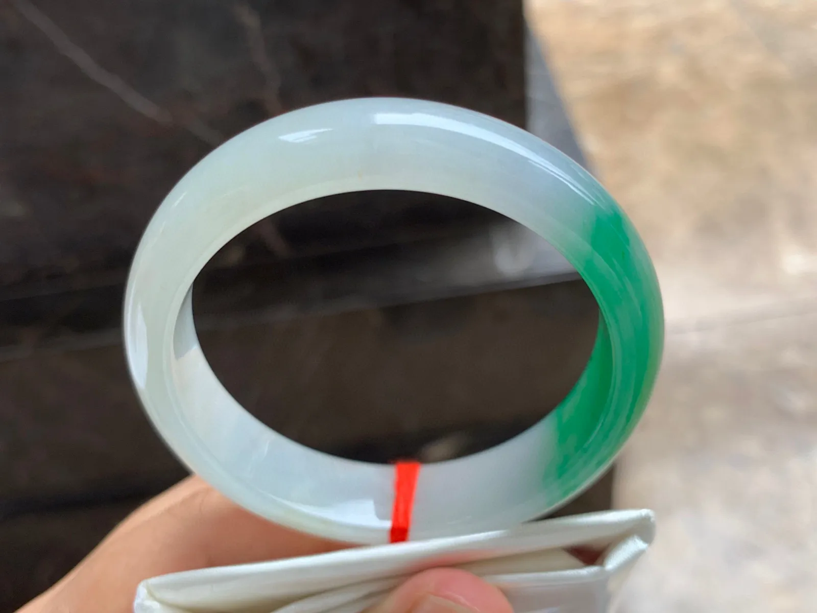 56-13-8mm
阳绿色手镯 底子细腻～一段绿色漂亮