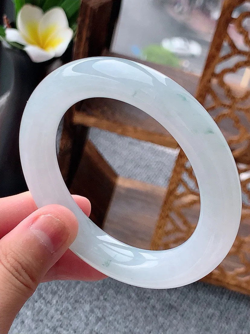 a货翡翠老坑飘花胖圆条手镯55-56圈口  尺寸55.5×11.3mm 重量77.24g 0620