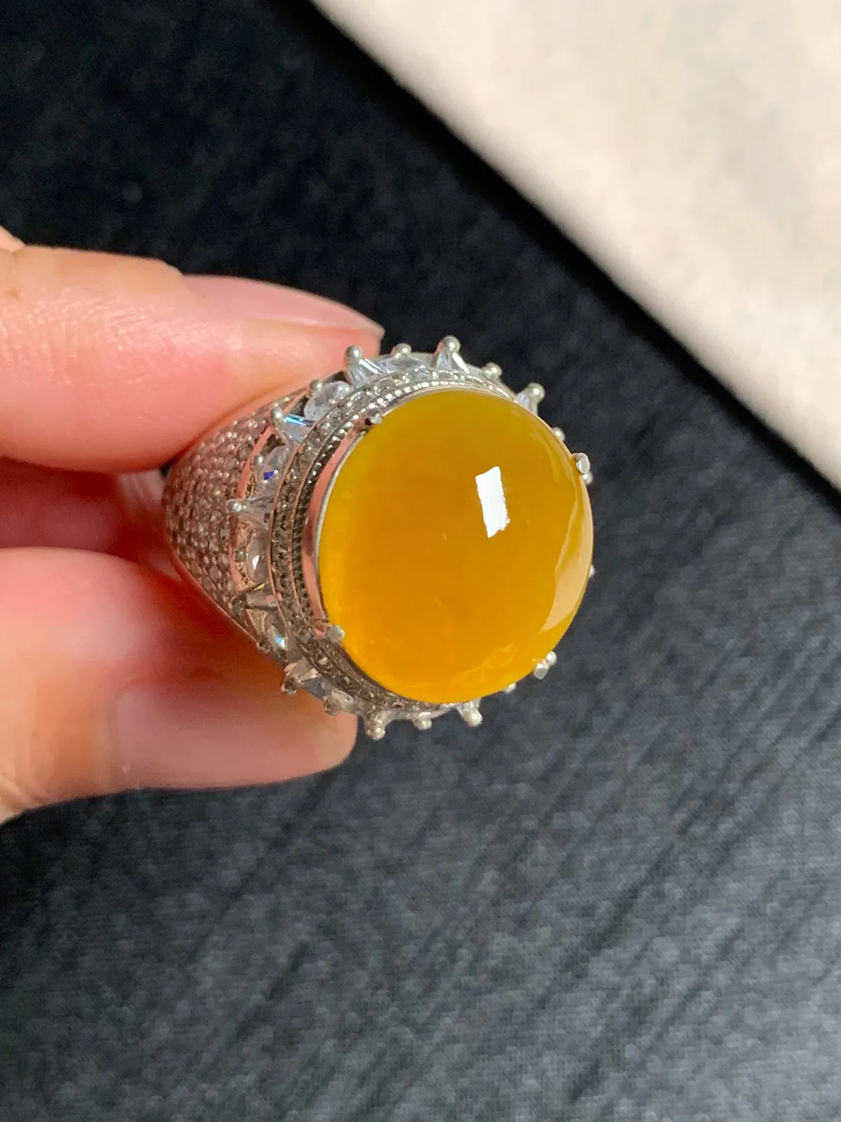 黄翡鸽子蛋戒面
无纹裂，种好色美品相好，颜色鲜艳明亮，质地细腻水灵