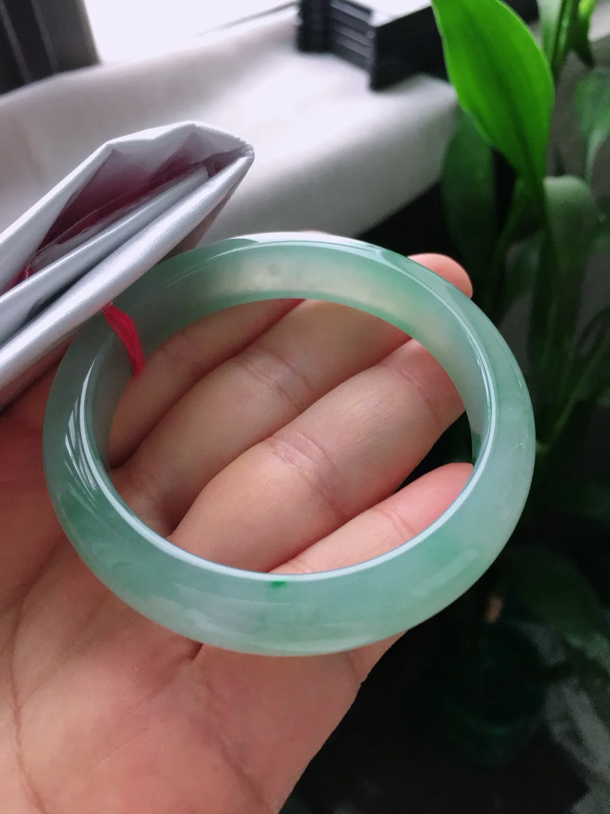 圈口55.5，正圈手镯，晴水，玉质冰润细腻，种水佳，尺寸55.5-12.6-8mm