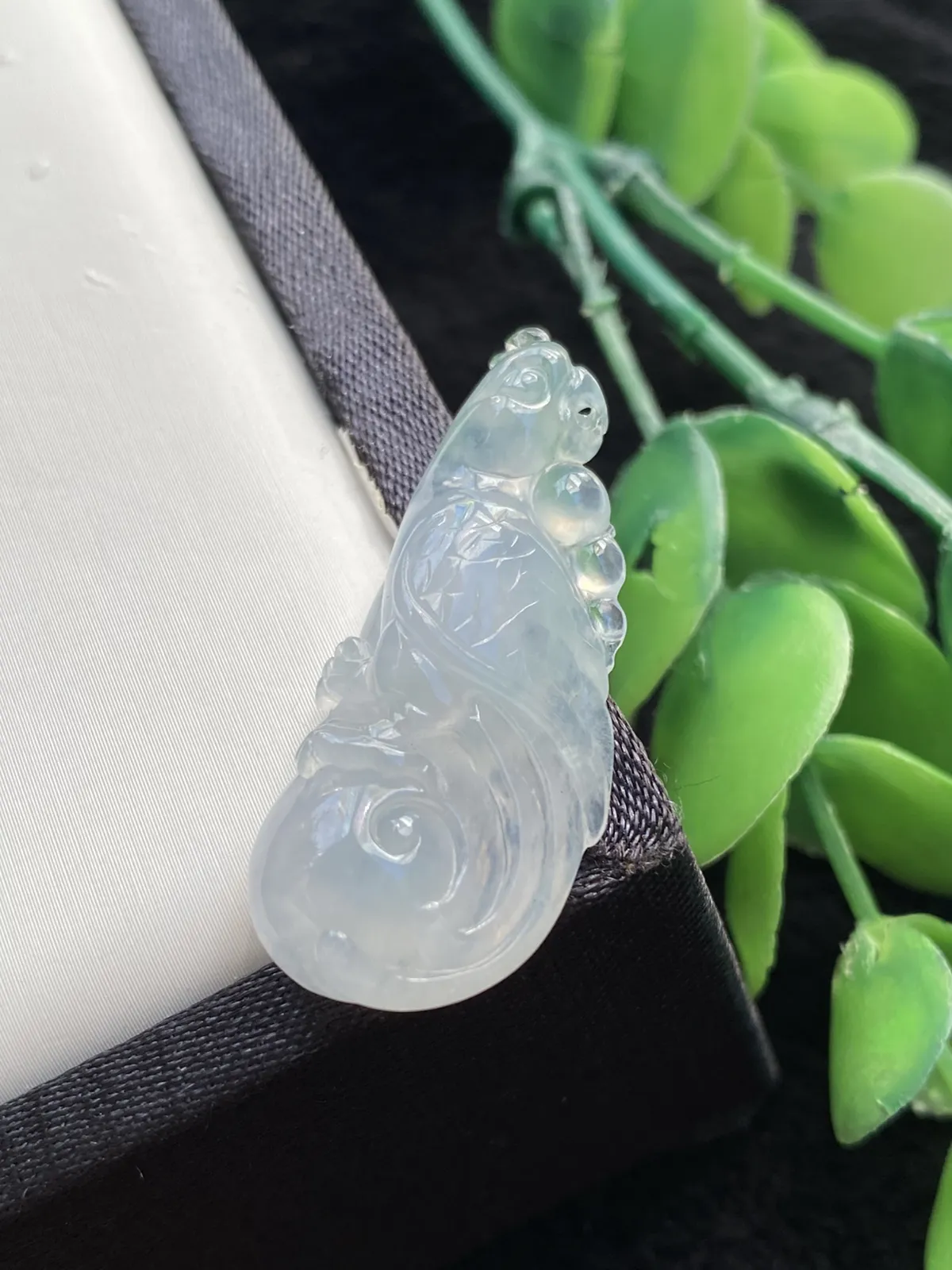 推荐【冰紫英明神武】紫色东来，好运加持，决策正确，适合炒股、考试及官场的朋友佩戴，种老细腻，水润，冰透起光，品相佳，超值～～