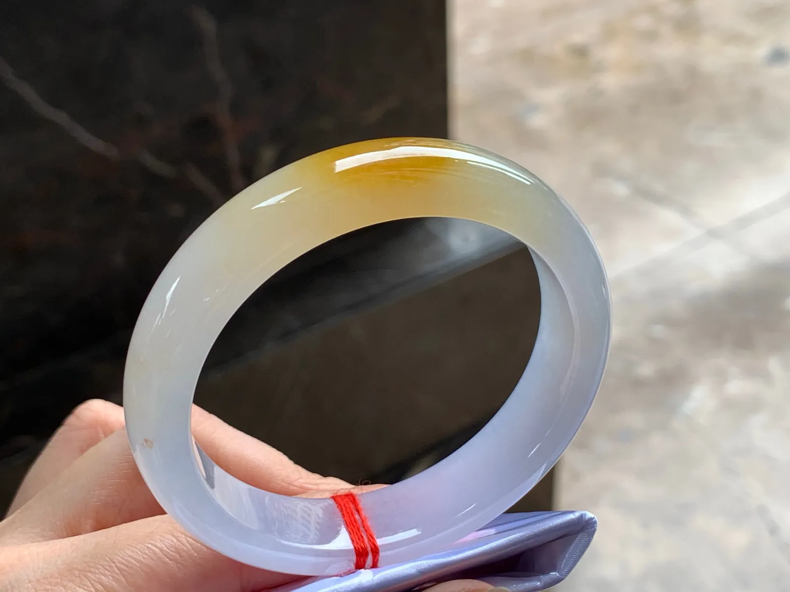 冰黄手镯
独特56.5/13.4/8mm
