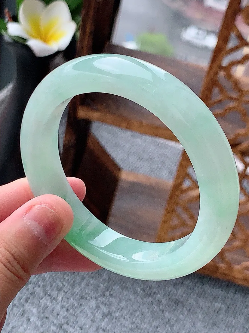a货翡翠老坑冰种飘绿厚装正装正圈手镯56-57圈口 尺寸56×11.8×9.3mm 重量67.46g 0620 A54