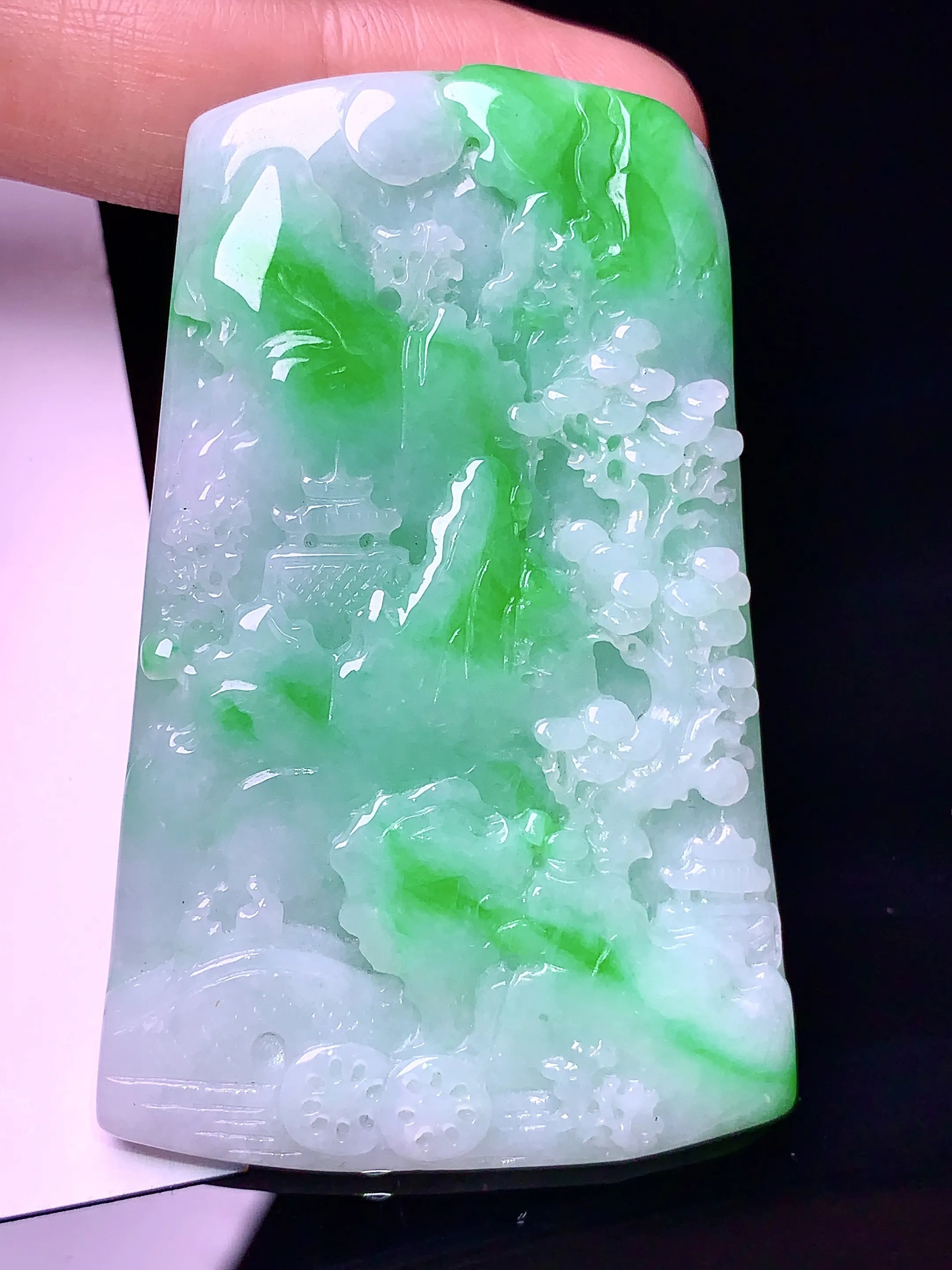 飘绿山水吊坠 玉质细腻 色泽艳丽 整体尺寸58*37*6.1