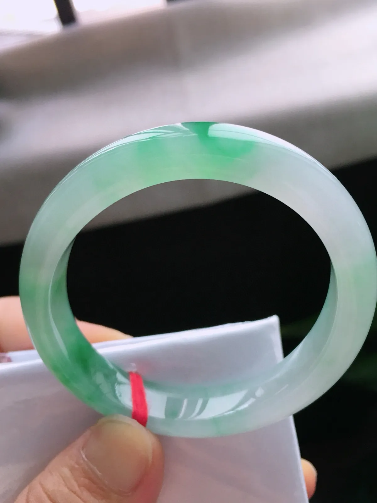 圈口55/47，贵妃手镯，正圈53可戴，飘色花，玉质冰润，尺寸55-10.8-7.1mm