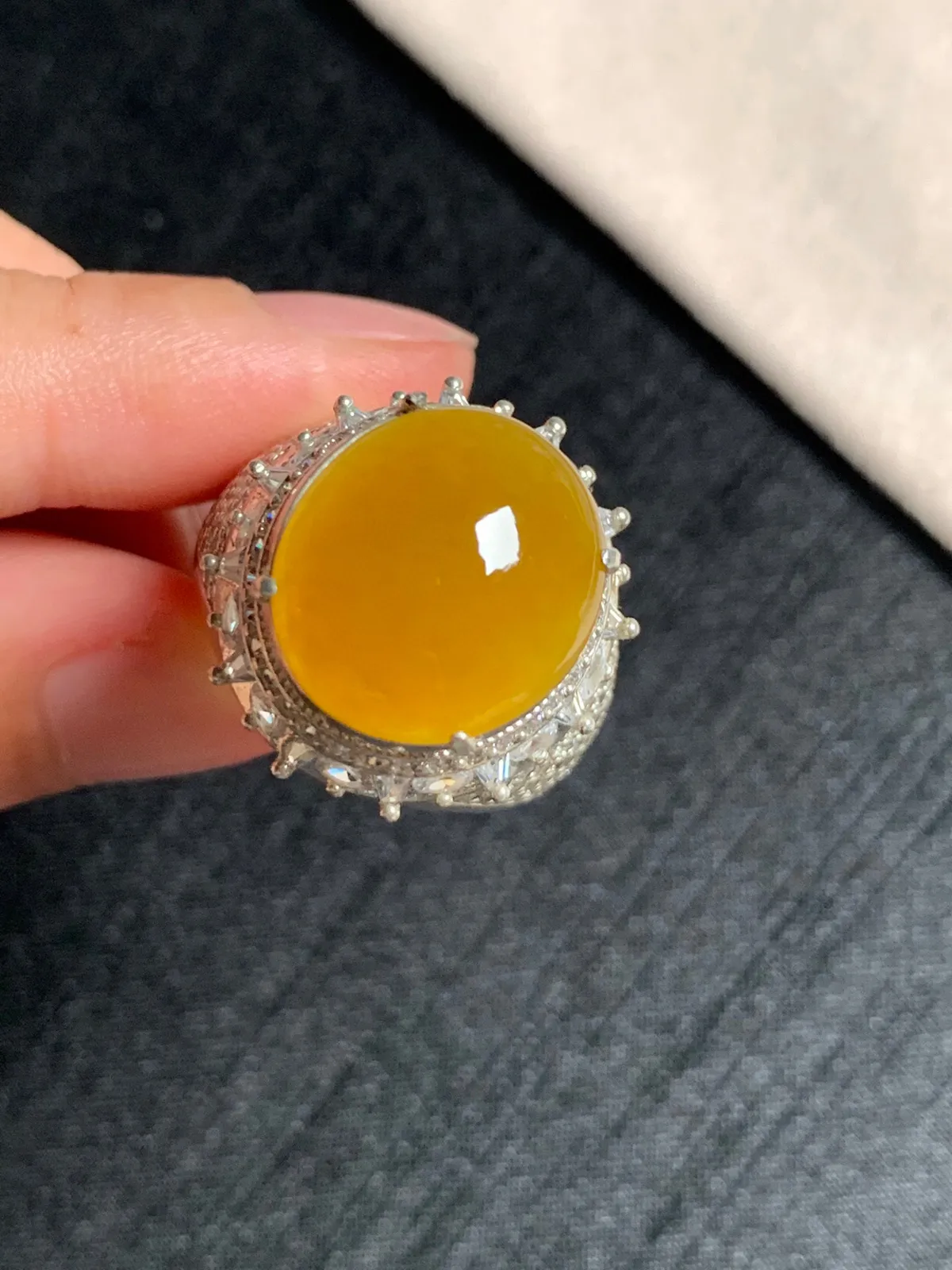 黄翡鸽子蛋戒面
无纹裂，种好色美品相好，颜色鲜艳明亮，质地细腻水灵