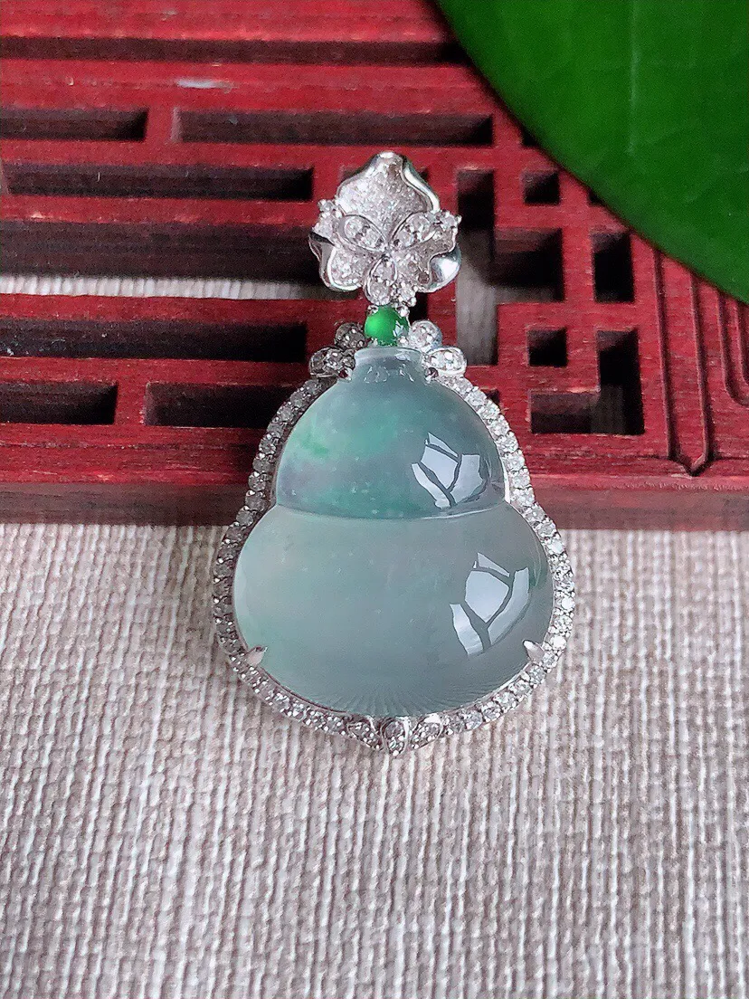 a货翡翠老坑冰种18K金伴钻镶嵌飘花葫芦吊坠 尺寸35.2×21×10裸石20.6×18mm 重量5