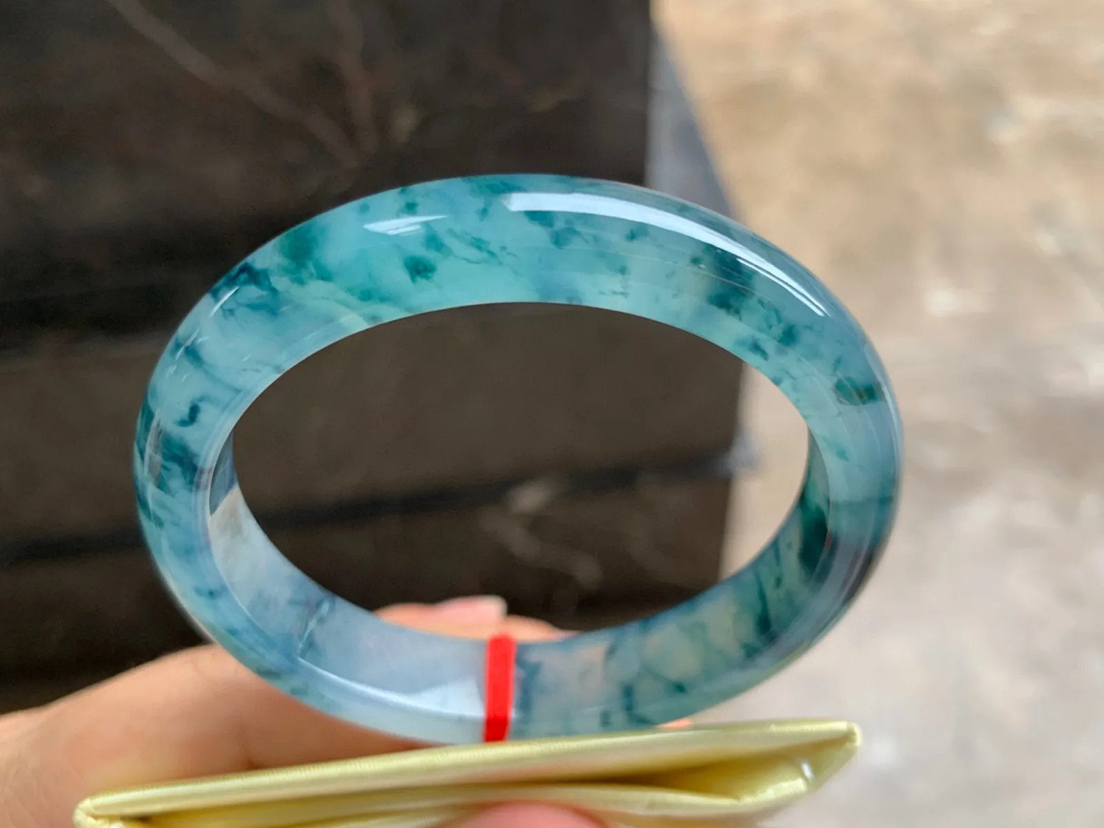 56-12-7.5mm
冰种飘花贵妃手镯 水润冰透 花色漂亮