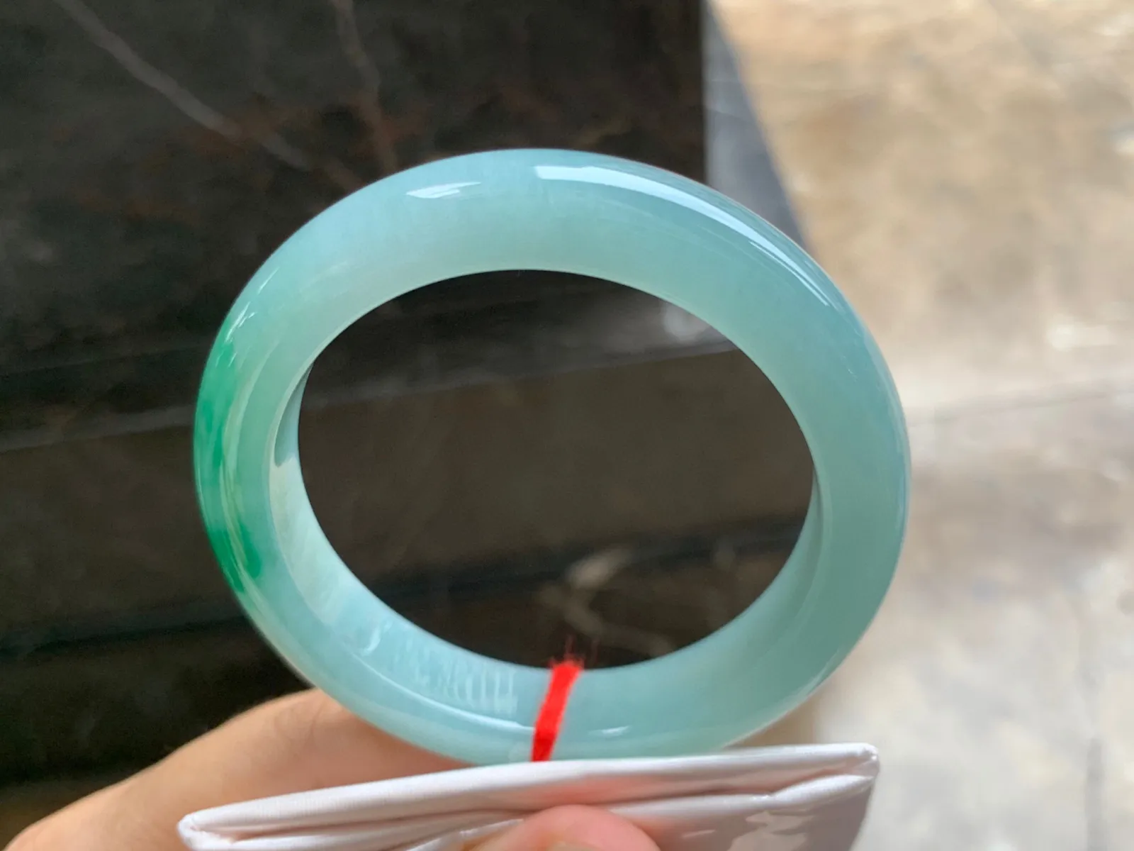 56-12-9.5mm
带色手镯 底子细腻 一抹色点缀