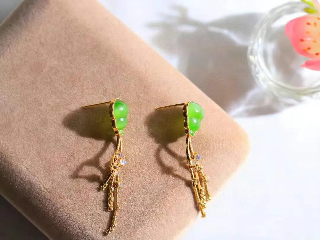 一对【金镶玉.福禄耳坠】

精品和田玉碧玉猫眼耳坠 玉质细腻温润 油性十足 精工镶嵌18K金 （保真