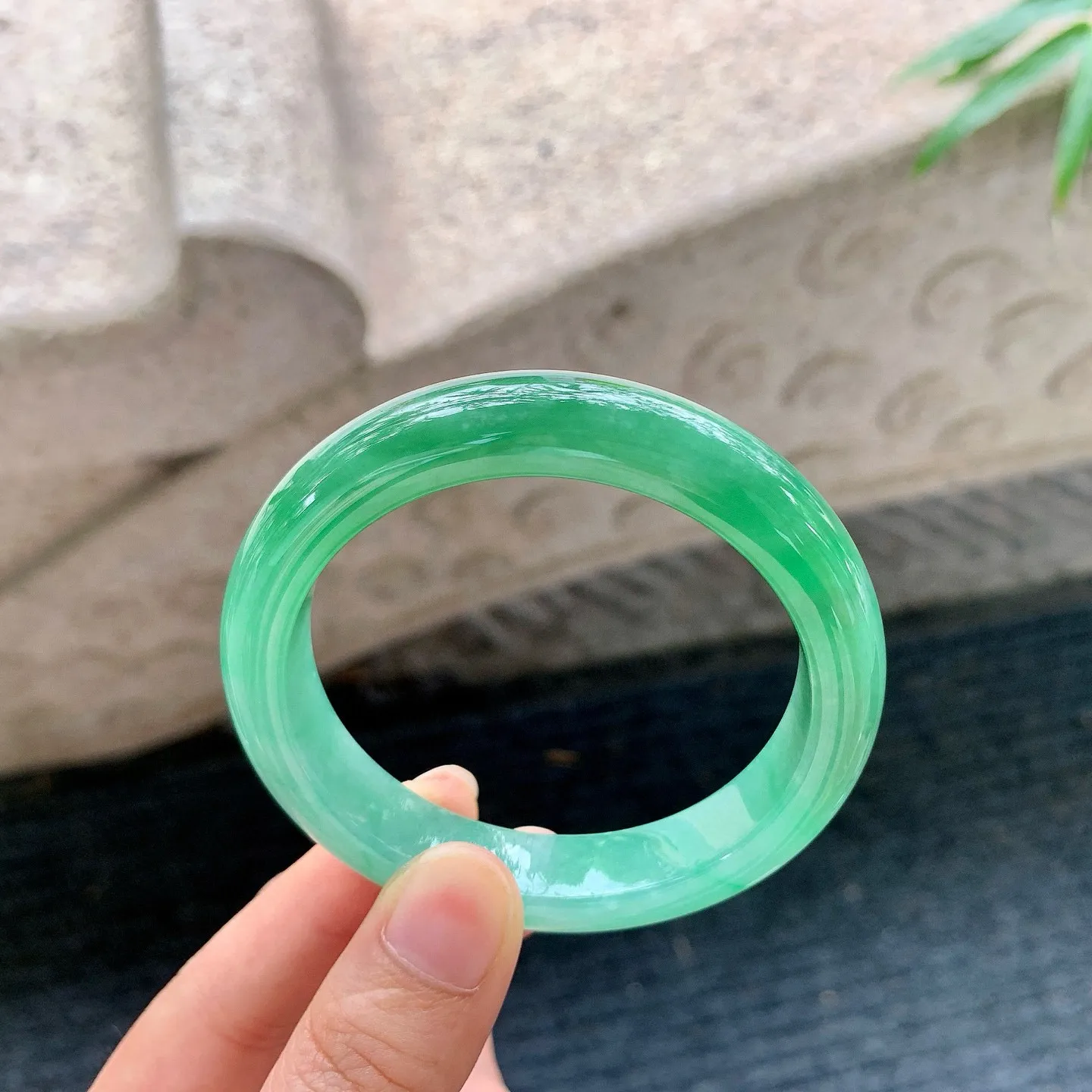 辣绿，水润，种老，细腻，无纹裂