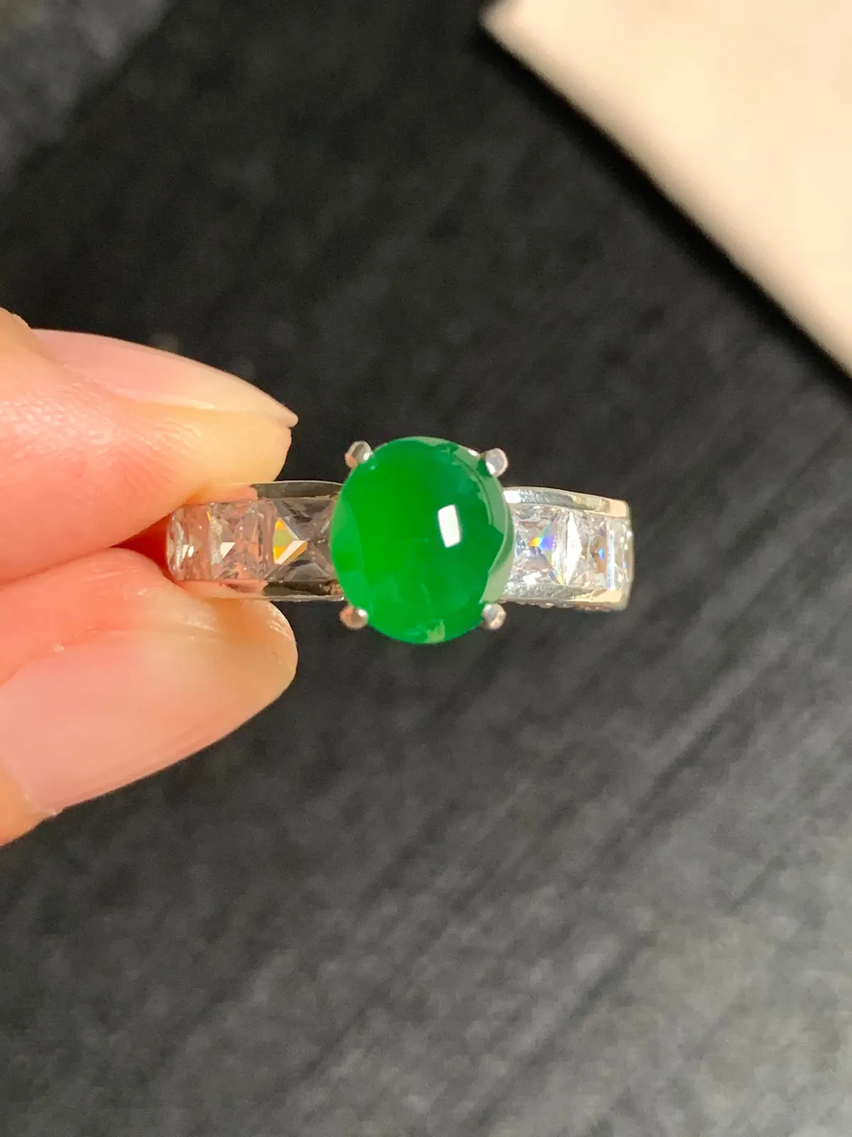 冰种辣阳绿戒面
无纹裂，种好色好品相好，色泽浓郁艳丽，质地细腻水灵饱满圆润